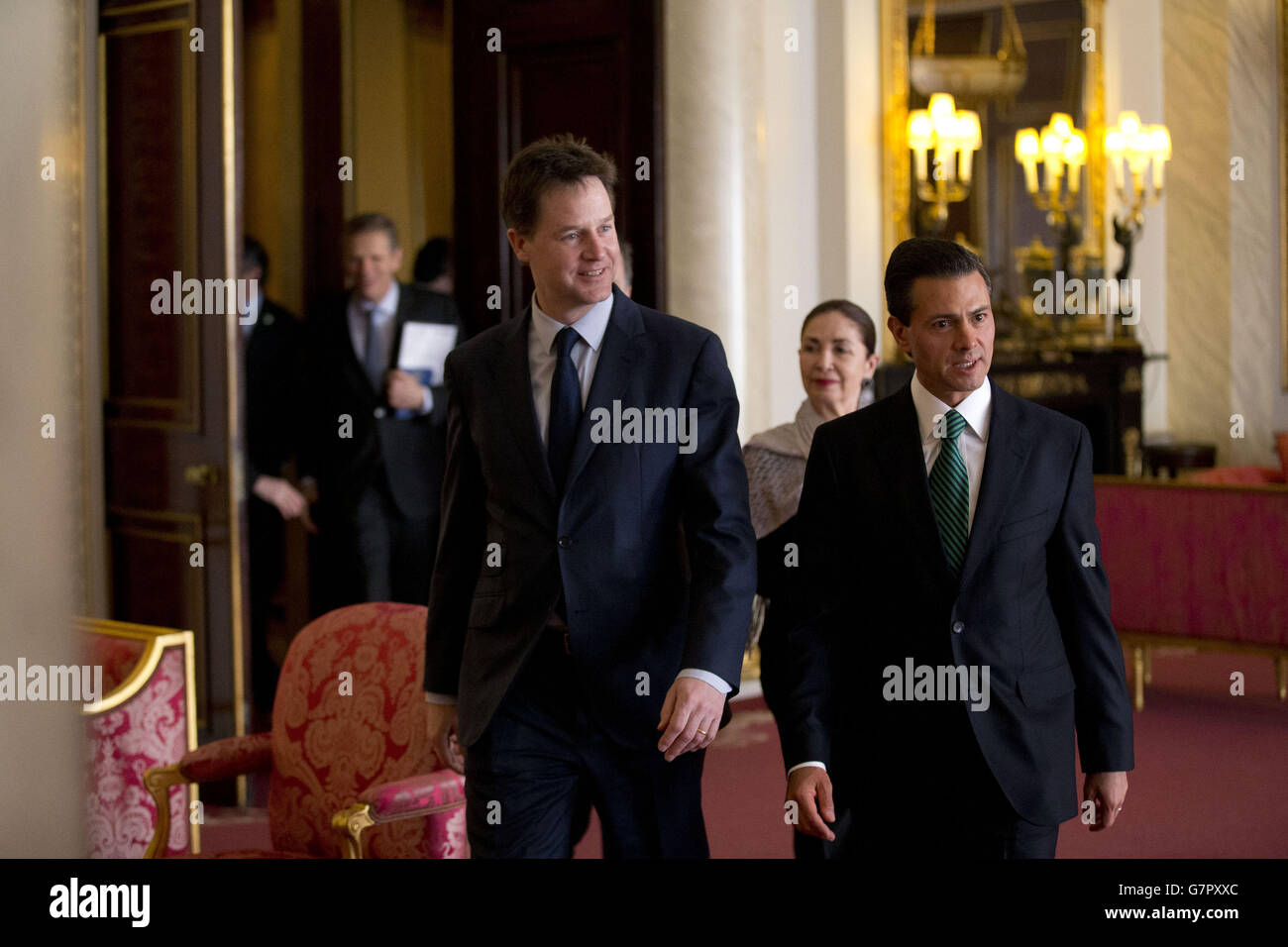 Der mexikanische Präsident Enrique Pena Nieto (rechts) und der stellvertretende Premierminister Nick Clegg (links) treffen zum Beginn ihres bilateralen Treffens im Buckingham Palace in London ein. Stockfoto