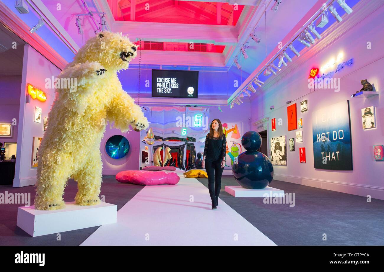 Sothebys Mitarbeiterin Melica Khansari ist mit Kunstwerken aus der Ausstellung Bear Witness in Sothebys Auktionshaus in London zu sehen. Stockfoto