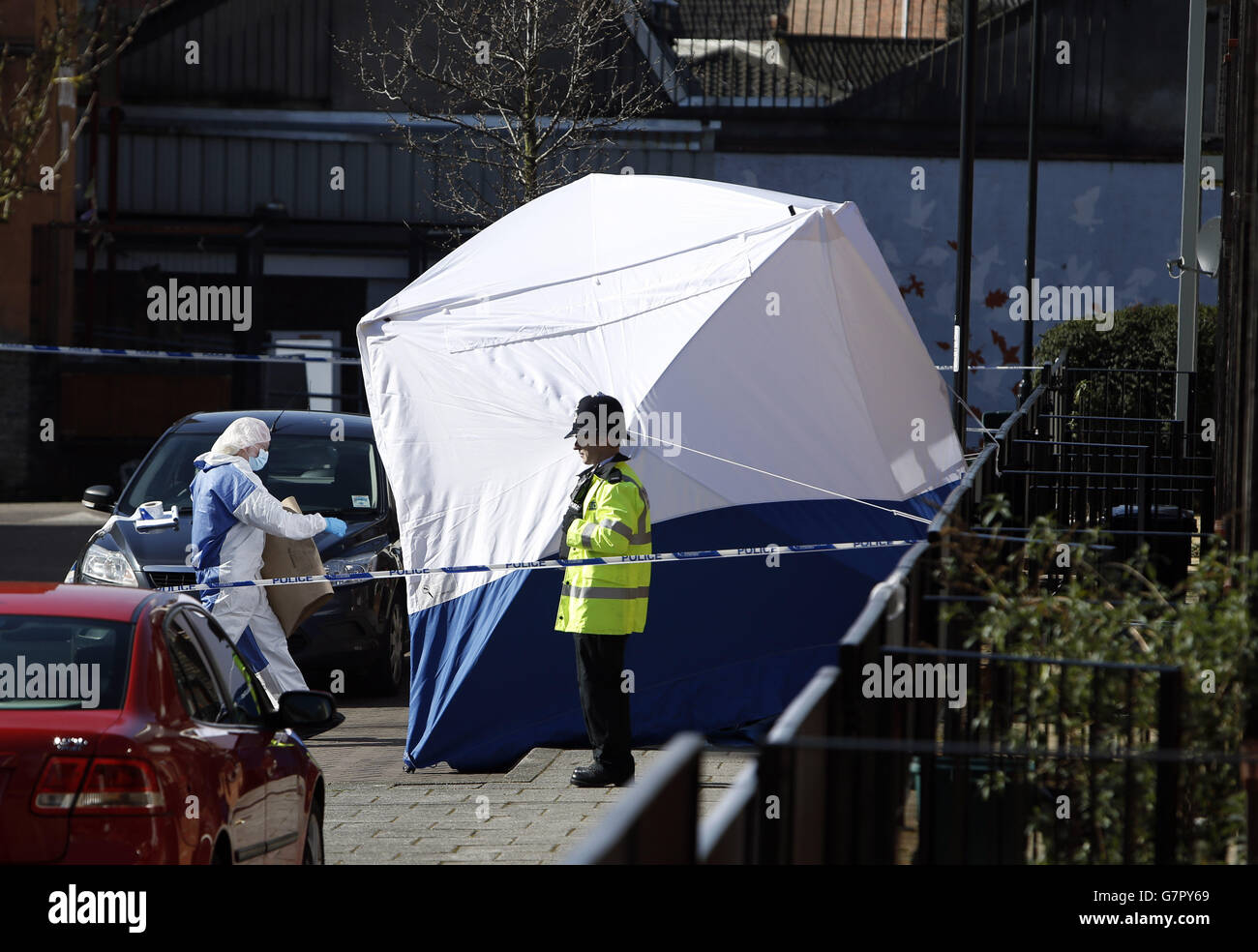 Forensische Offiziere arbeiten weiterhin in einem Haus in der Cotton Mill Lane in Bristol, da sieben Personen im Zusammenhang mit der Untersuchung des Verschwindens des Teenagers Becky Watts nach der gestrigen Entdeckung von Körperteilen in Haft bleiben. Stockfoto