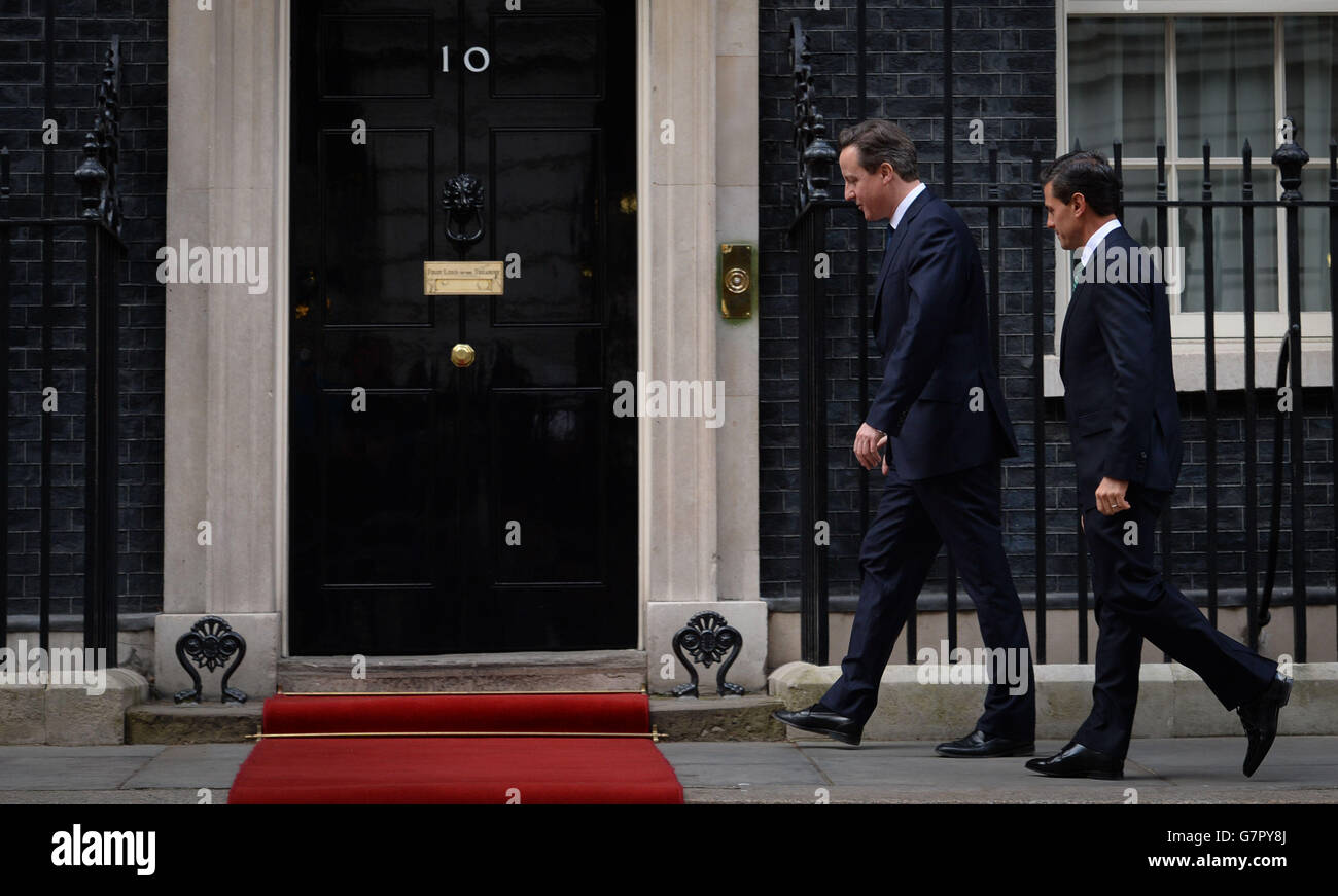 Premierminister David Cameron begrüßt den mexikanischen Präsidenten Enrique Pena Nieto am zweiten Tag seines Staatsbesuchs in der Downing Street 10 in London. Stockfoto