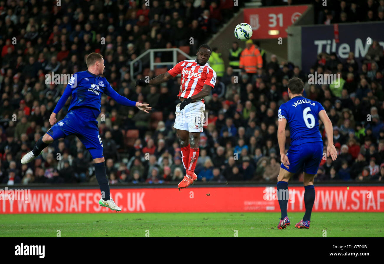 Victor Moses von Stoke City erzielt beim Barclays Premier League-Spiel im Britannia Stadium, Stoke, das erste Tor seines Spielers. Stockfoto