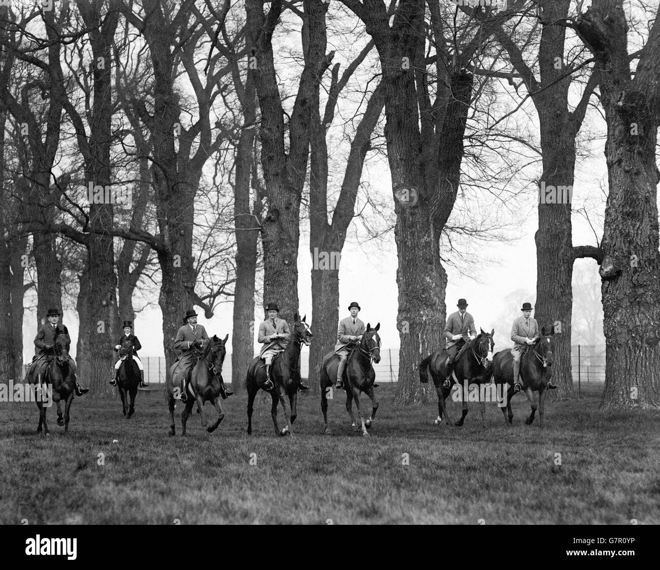 König George V (l) reitet im Windsor Great Park mit seinen vier Söhnen (l-r) Edward, Prinz von Wales, Albert, Herzog von York, Prinz Henry und Prinz George. Stockfoto
