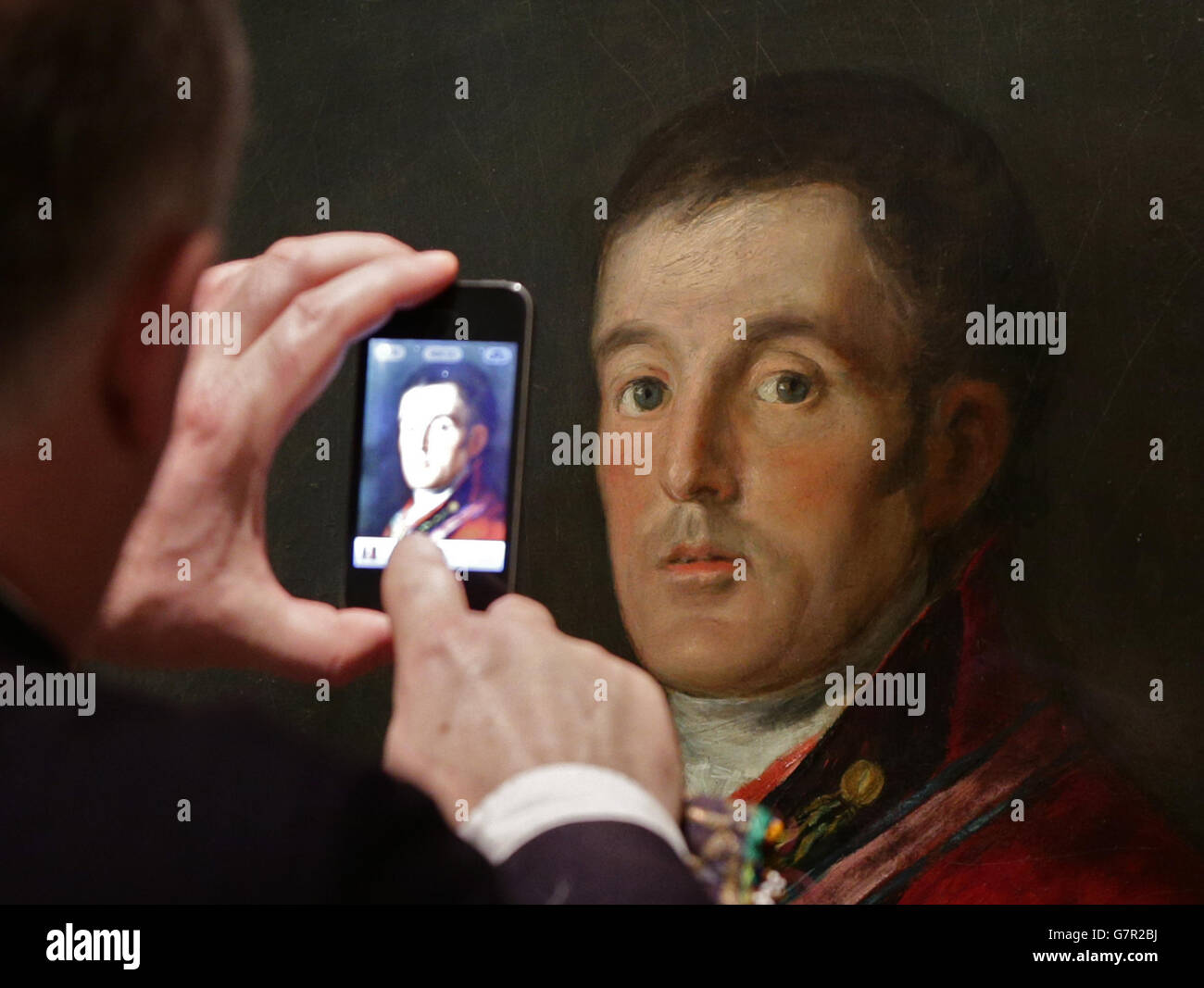 Ein Besucher, der ein Handy-Foto eines Porträts von Arthur Wellesley, 1. Herzog von Wellington, von Francisco de Goya, 1812-14, während einer Presseinsicht auf Wellington: Triumphe, Politik und Leidenschaften Ausstellung in der National Portrait Gallery in London macht. Stockfoto