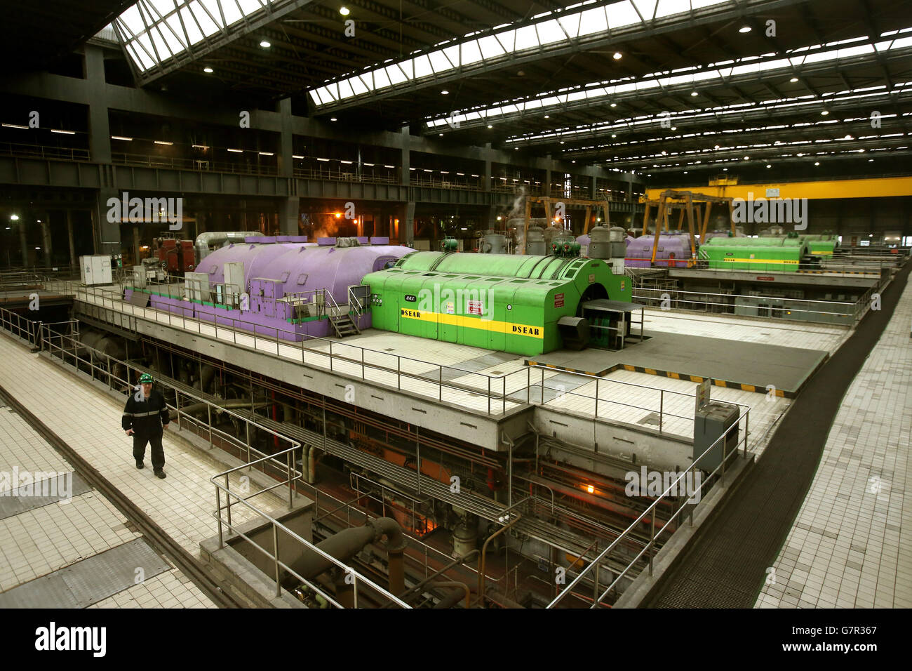 Die Turbinenhalle, als der stellvertretende erste Minister John Swinney das Kraftwerk Longannet in Fife besuchte. Stockfoto