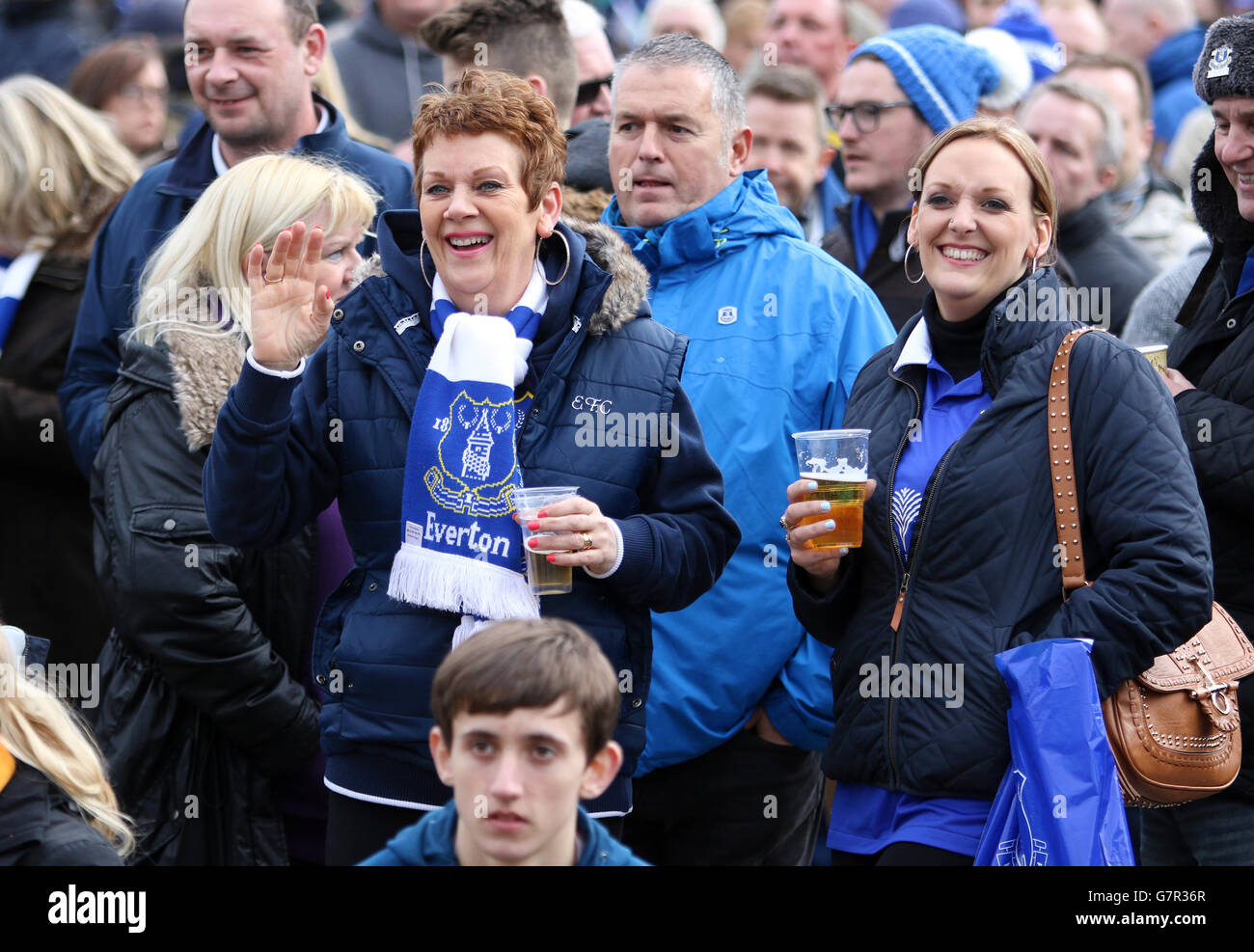 Everton Fans in der Everton Fan Zone außerhalb des Goodison Parks Stockfoto