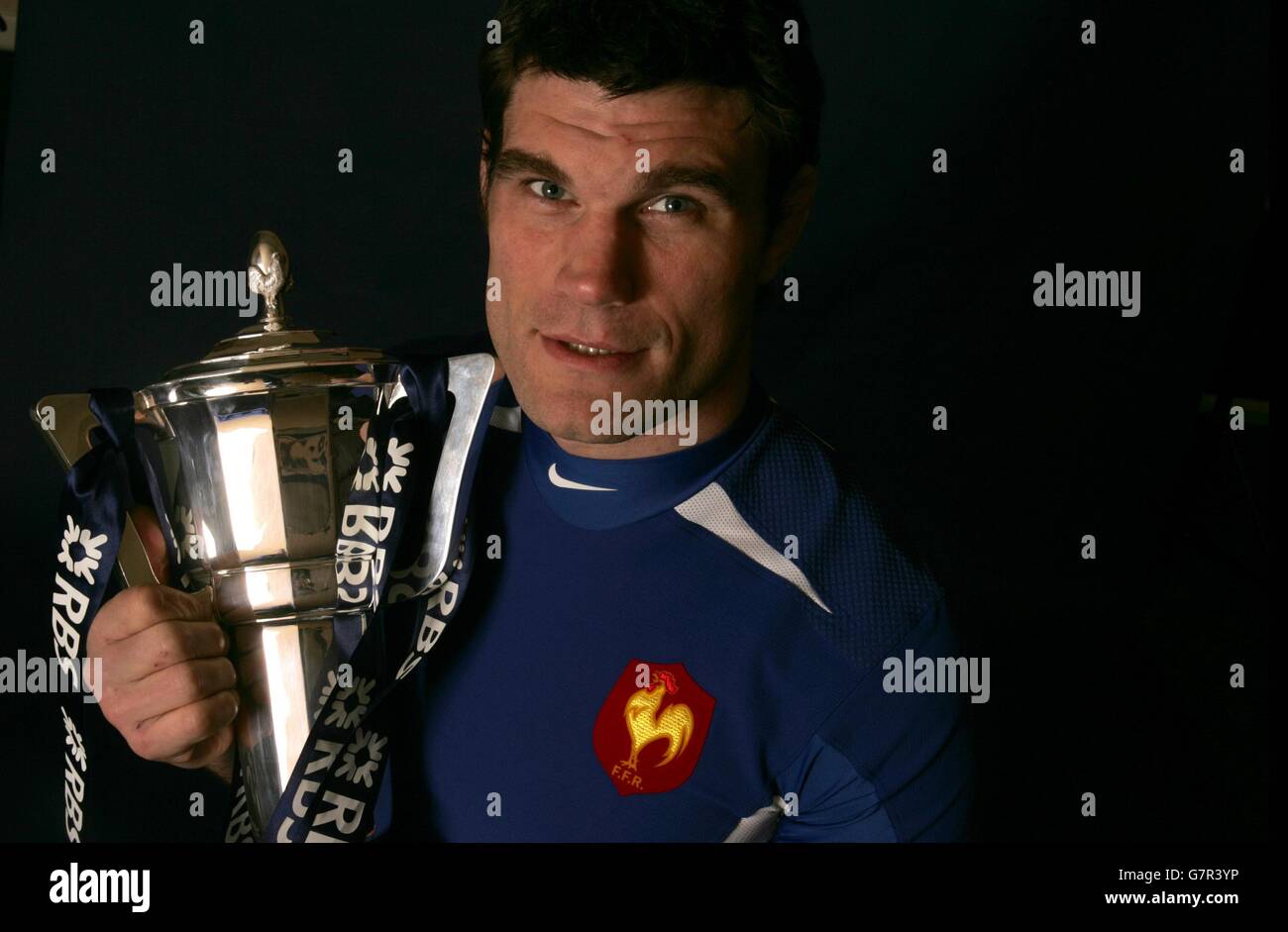 Der französische Rugby-Union-Kapitän Fabian Pelous mit der RBS 6 Nations Trophy beim Start der Meisterschaft 2005. Stockfoto