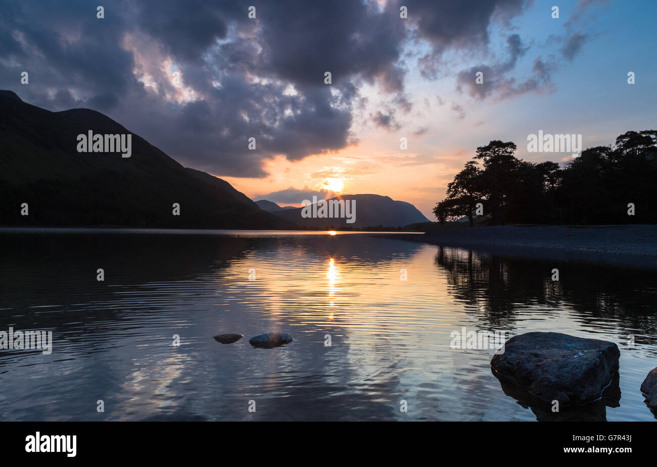 Bunte Orange Abendlicht spiegelt sich auf der Wasseroberfläche Stockfoto