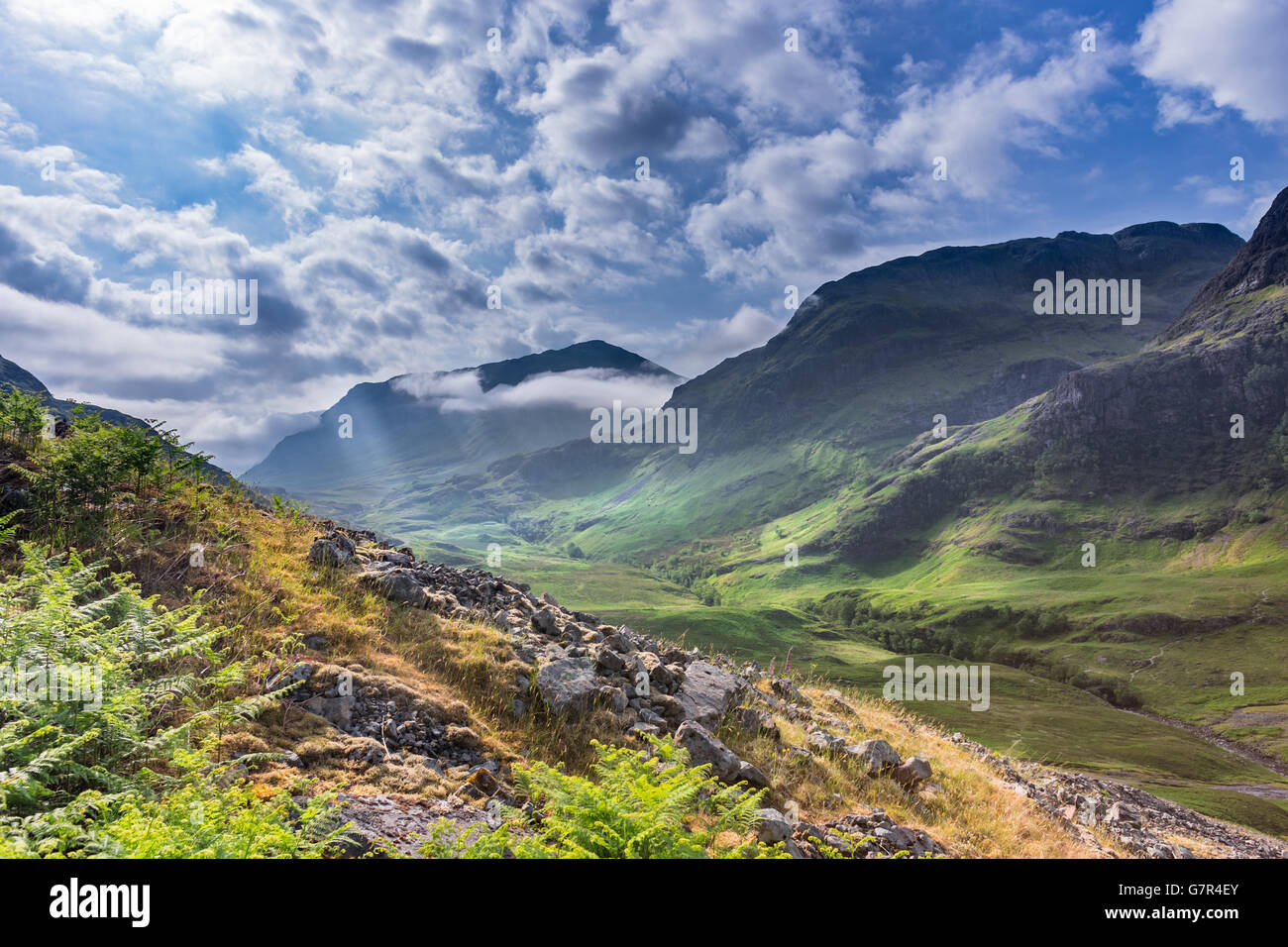 Schottischen Highlands Tal im Frühling, Sonne, die Wolken durchbrechen Stockfoto