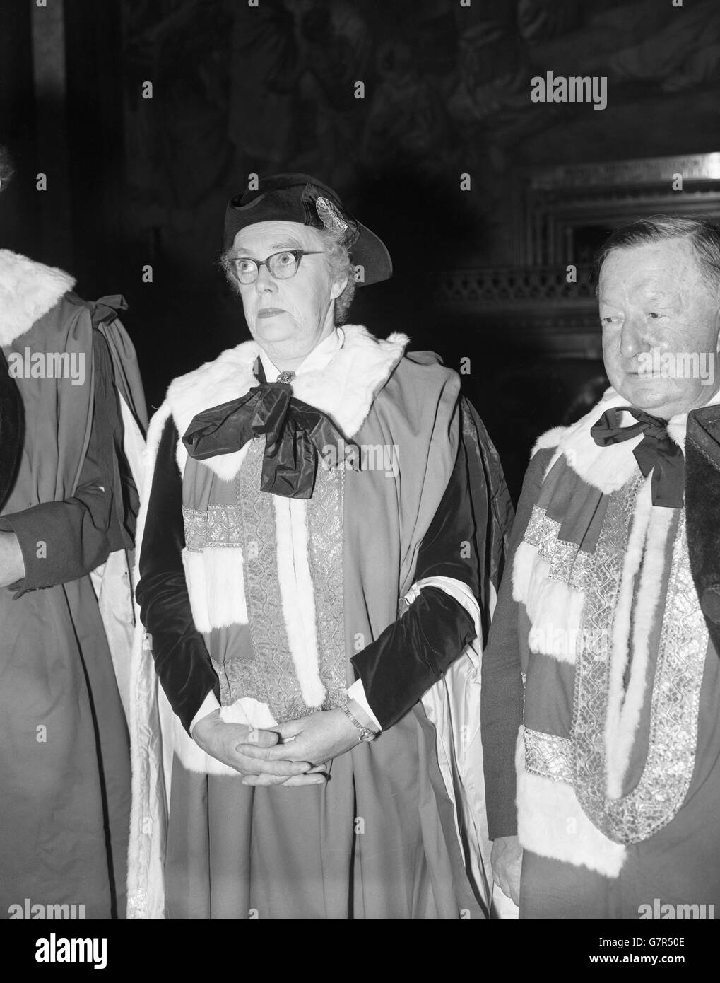 Baroness Wootton von Abinger, eine der neuen Lebensspeeresses, in ihren Roben im House of Lords abgebildet, wo sie den Eid bei einer besonderen Sitzung ablegte. Lady Wootton, früher Frau Barbara Wootton, ist eine der ersten 14 Lebensgenossen und Peeresses, die geschaffen wurden. Sie ist 60 Jahre alt und war zuvor Professorin für Sozialwissenschaften an der University of London. Als prominente Sozialistin war sie Mitglied des BBC Board of Governors und einer Royal Commission. Stockfoto