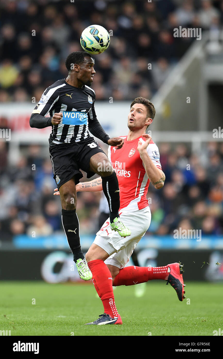 Vurnon Anita von Newcastle United (links) und Olivier Giroud von Arsenal (rechts) kämpfen während des Spiels der Barclays Premier League im St James' Park in Newcastle um den Ball. DRÜCKEN Sie VERBANDSFOTO. Bilddatum: Samstag, 21. März 2015. Siehe PA Geschichte FUSSBALL Newcastle. Bildnachweis sollte lauten: Owen Humphreys/PA Wire. Stockfoto