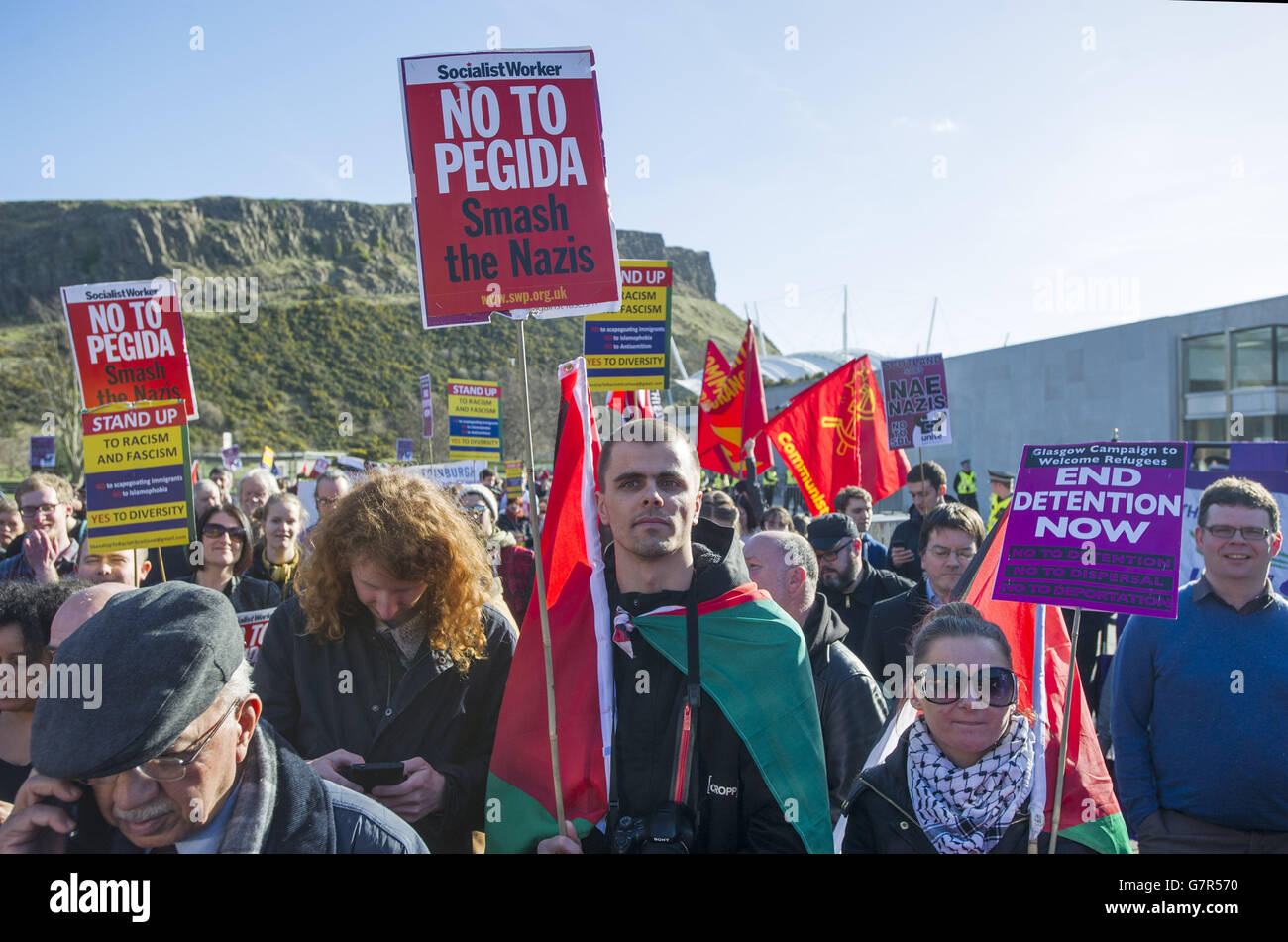 Die Teilnehmer der United Against Fascism (UAF) marschieren in Edinburgh, als sie sich versammelten, um eine Gegendemonstration zur geplanten Pegida Scotland Kundgebung zu liefern, die nicht stattfand. Stockfoto