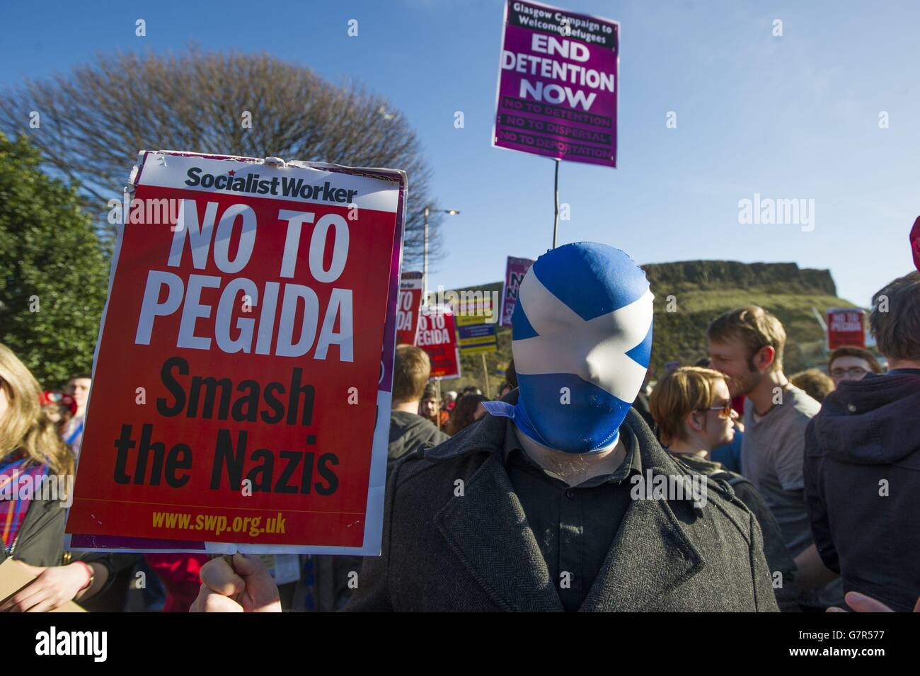 Die Teilnehmer der United Against Fascism (UAF) marschieren in Edinburgh, als sie sich versammelten, um eine Gegendemonstration zur geplanten Pegida Scotland Kundgebung zu liefern, die nicht stattfand. Stockfoto