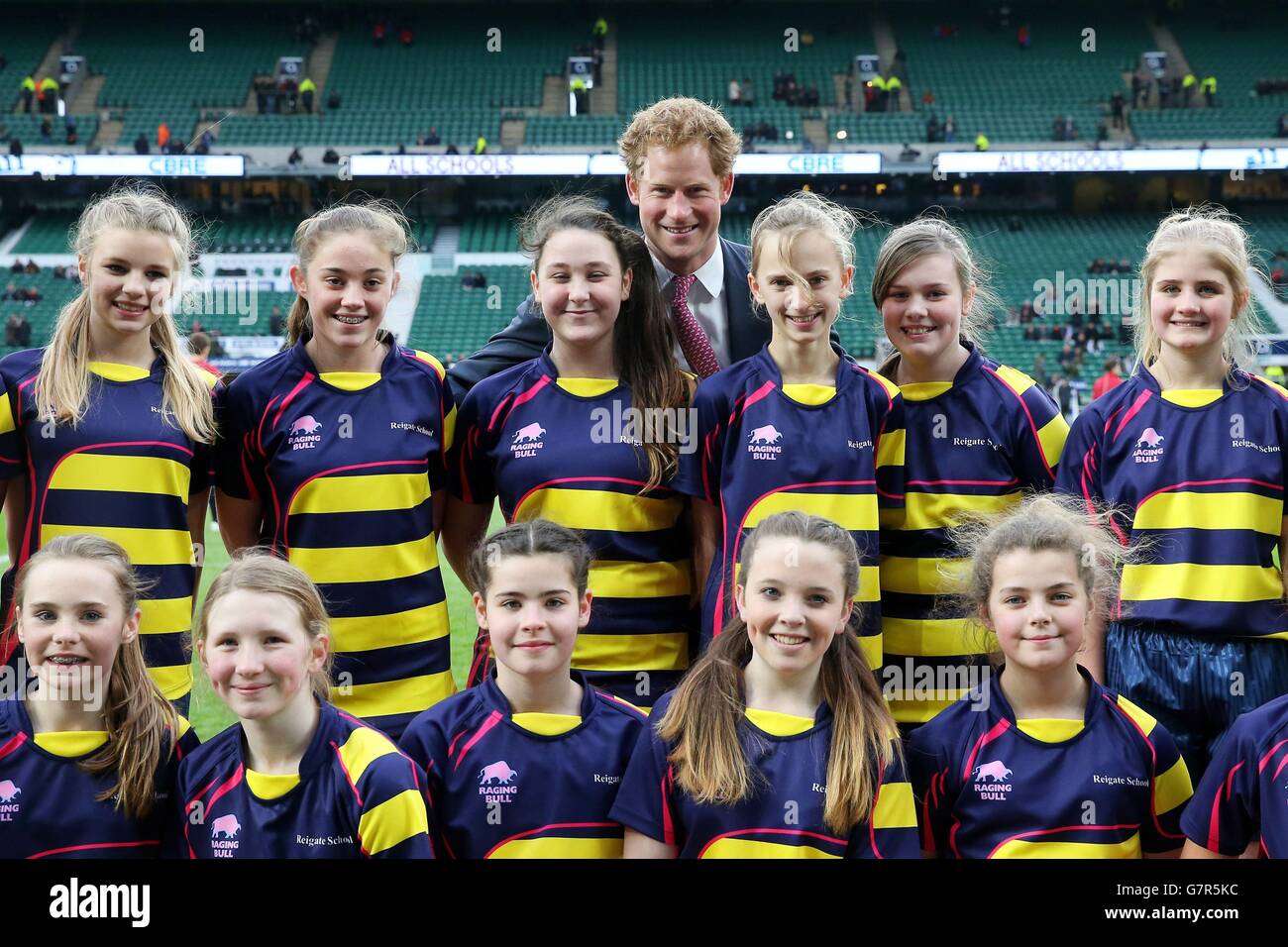 Prince Harry mit Studenten der Reigate School, Teil von England Rugbys All Schools Programm vor dem RBS Six Nations Spiel zwischen England und Frankreich im Twickenham Stadium, London. Stockfoto