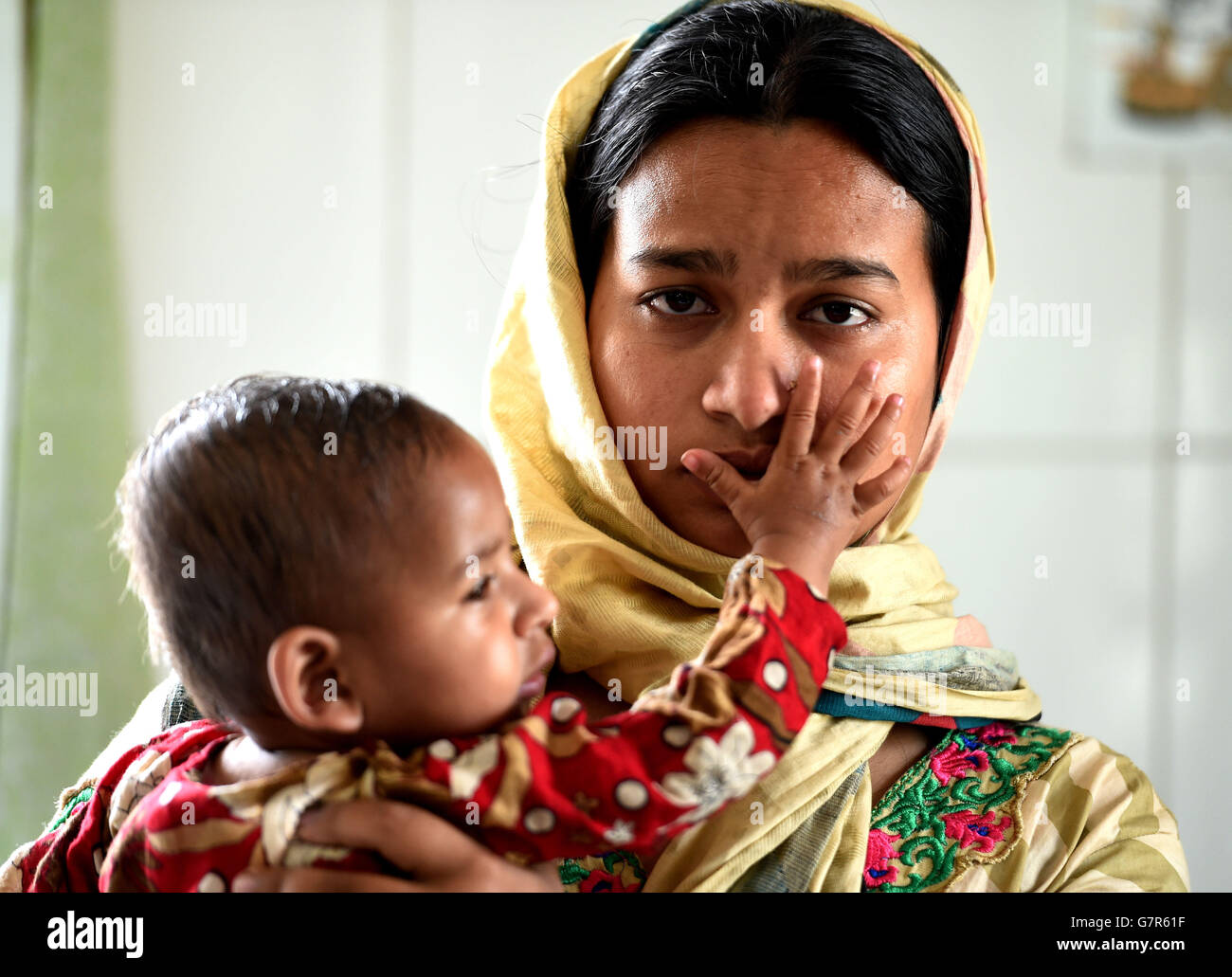 Zuvor unveröffentlichtes Foto vom 03/03/15 von der 13-monatigen Rodela, die von Mutter Halema Begum gehalten wird, deren Familieneinkommen &pound;60 pro Monat beträgt, während sie die Chirurgen und Ärzte auf die Entscheidung warten, um zu sehen, ob sie im Militärkrankenhaus in Dhaka in Bangladesch eine lebensrettende Herzoperation machen wird, Als britische Wohltätigkeitsorganisation rettet Little Hearts weltweit winzige Leben, indem es einigen der ärmsten Familien lebensrettende Operationen anbietet und den versteckten Mörder der Entwicklungsländer, die angeborene Herzkrankheit, bekämpft. Stockfoto