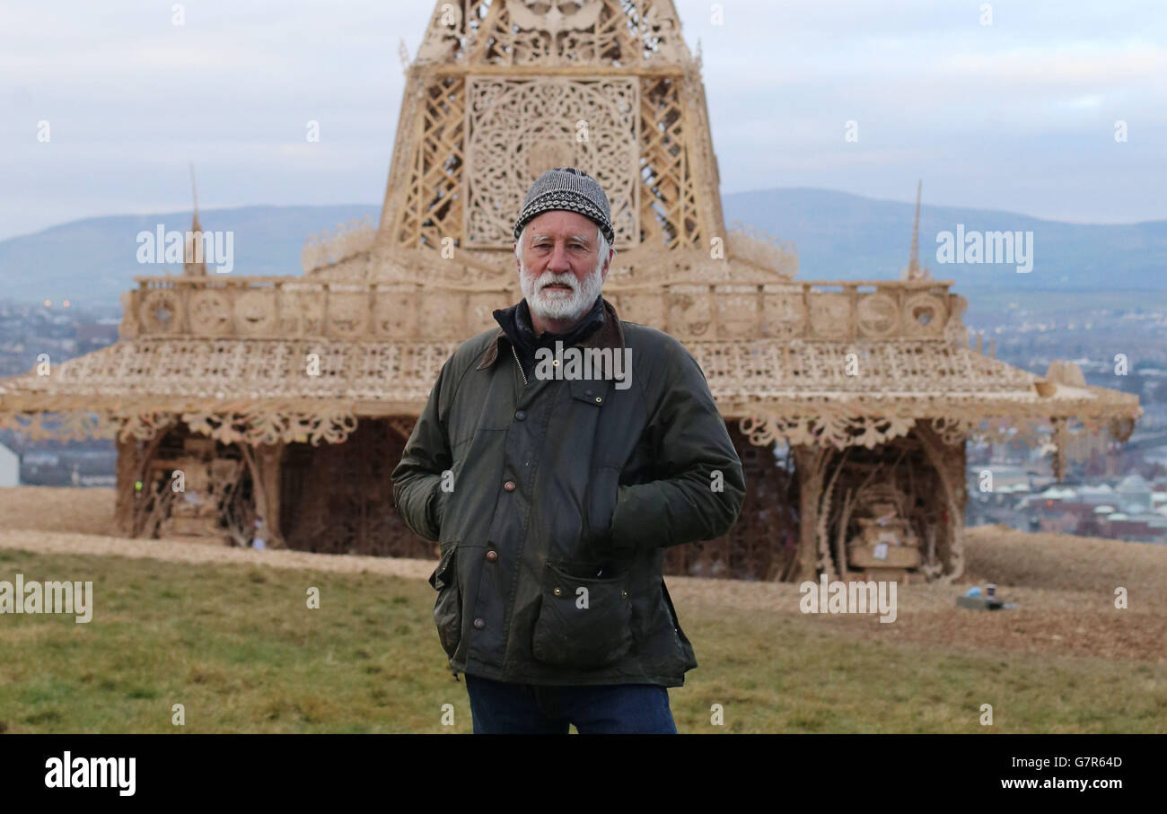 Der Künstler David Best steht neben seiner kunstvoll handgefertigten 72 Fuß hohen (22 Meter) hölzernen Tempelkunstinstallation, die nun auf einem Hügel über Londonderry, Nordirland, niedergebrannt wurde. Stockfoto
