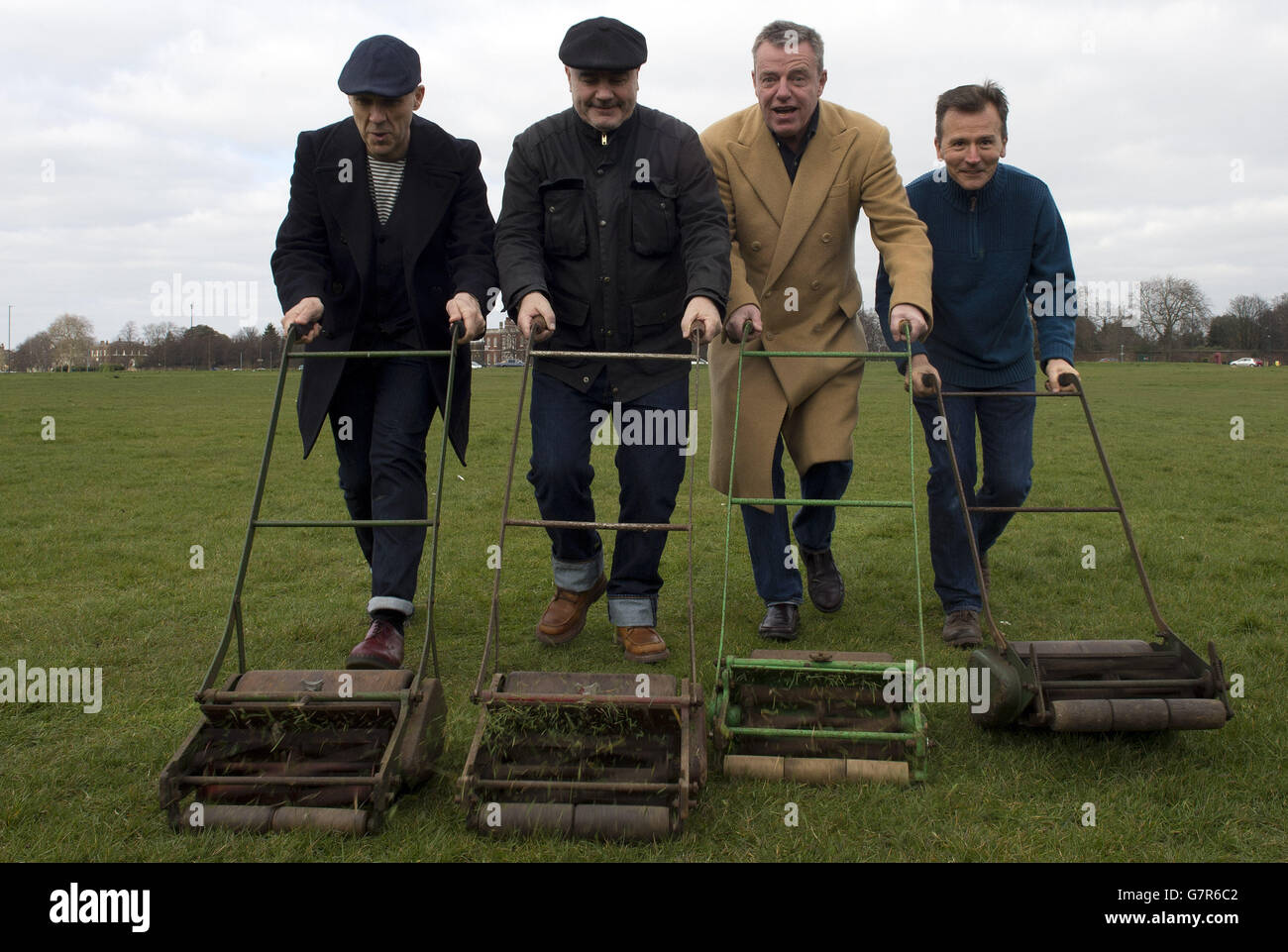 (Links - rechts) Mark Bedford, Chris Foreman, Graham 'Suggs' McPherson und Daniel Woodgate von Madness auf Blackheath Common, während die Gruppe am Sonntag, dem 13. September, für ihre Headline-Performance beim OnBlackheath Festival wirbt. Stockfoto