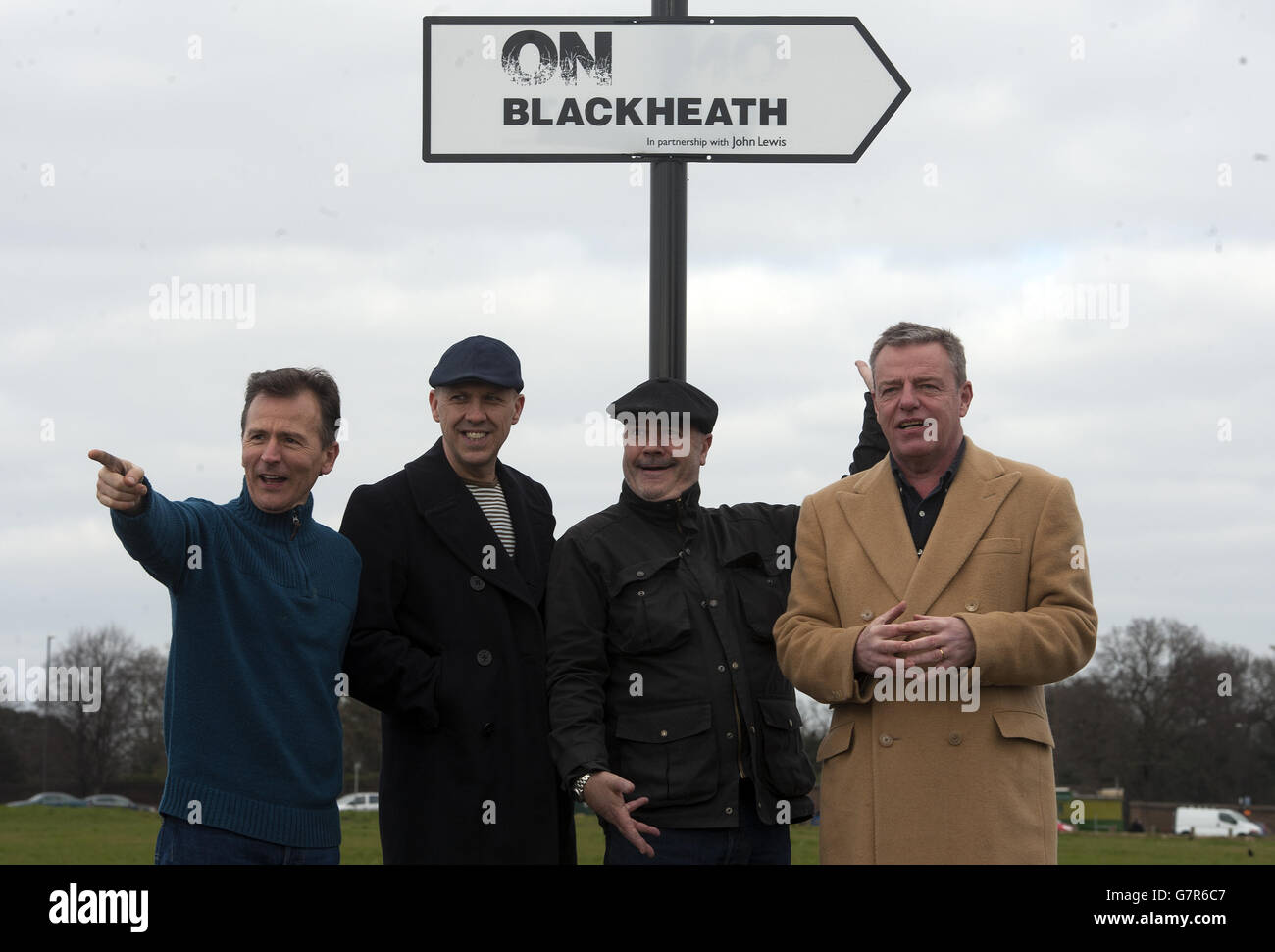 (Links - rechts) Daniel Woodgate, Mark Bedford, Chris Foreman und Graham 'Suggs' McPherson von Madness auf Blackheath Common, die am Sonntag, dem 13. September, ihre Headline-Performance beim OnBlackheath Festival promoten. Stockfoto