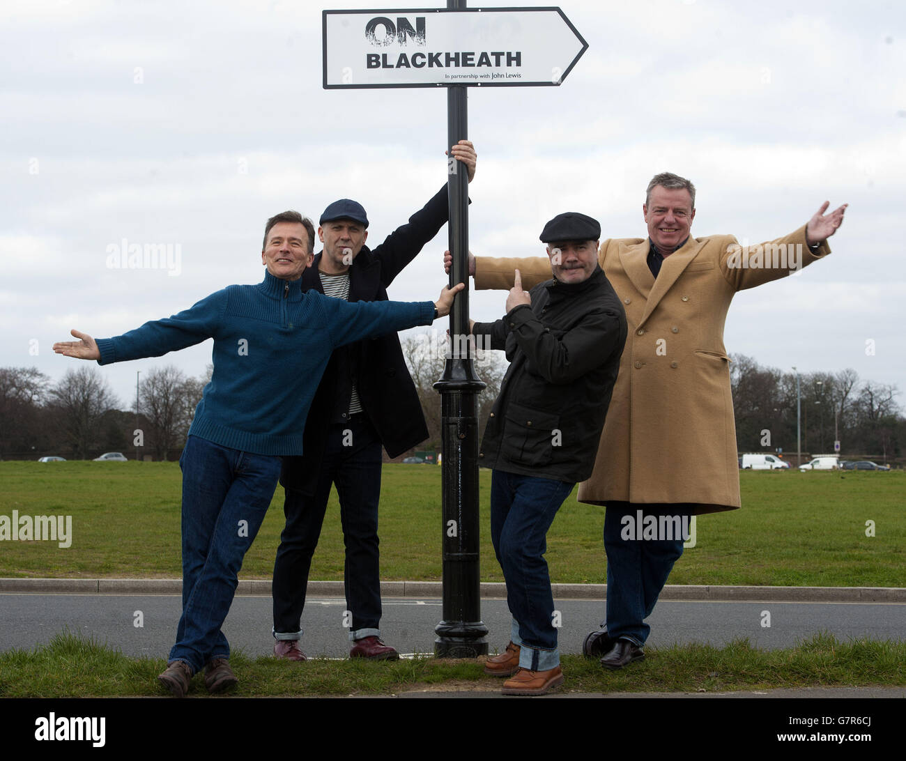 (Links - rechts) Daniel Woodgate, Mark Bedford, Chris Foreman und Graham 'Suggs' McPherson von Madness auf Blackheath Common, die am Sonntag, dem 13. September, ihre Headline-Performance beim OnBlackheath Festival promoten. Stockfoto