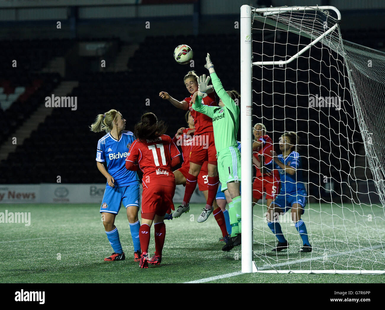 Fußball - FA Super League der Frauen - Liverpool Ladies gegen Sunderland Ladies - Select Security Stadium. Liverpools Natasha Dowie (oben links) gewinnt einen Kopfball, kann aber nur die Quer Bar treffen Stockfoto