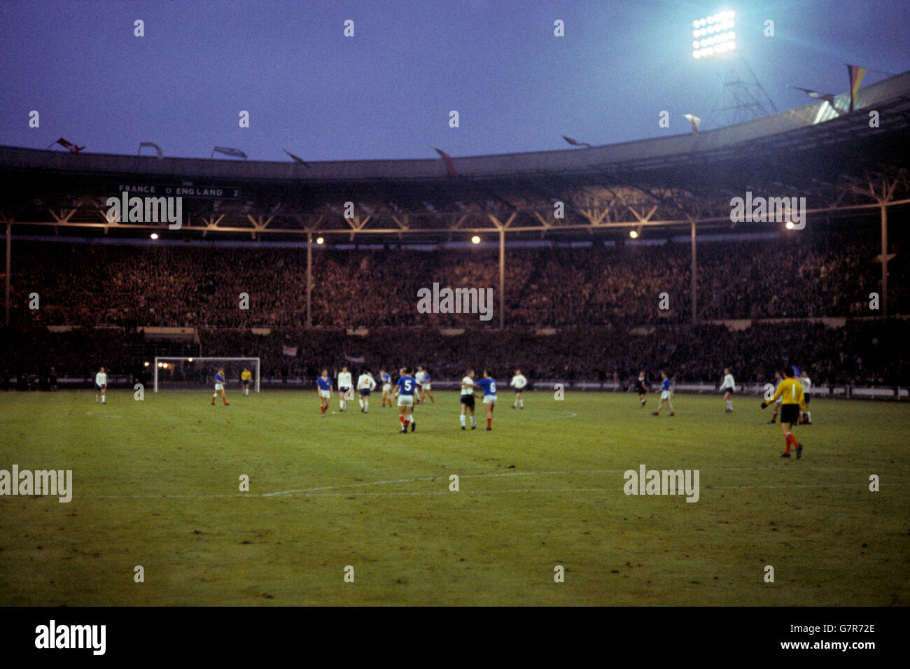 Fußball - FIFA Fußball-Weltmeisterschaft England 1966 - Gruppe 1 - England gegen Frankreich - Wembley-Stadion. Spieler von beiden Seiten schütteln sich die Hände, während der Schlusspfiff auf Englands 2-0-Sieg weht Stockfoto