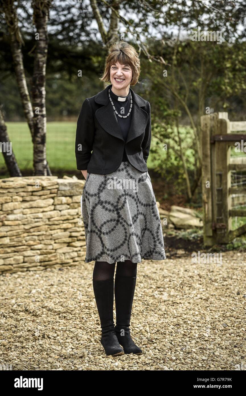 Der neue Bischof von Gloucester, die Ehrwürdige Rachel Treweek, an der Royal Agricultural University, in Cirencester. Stockfoto