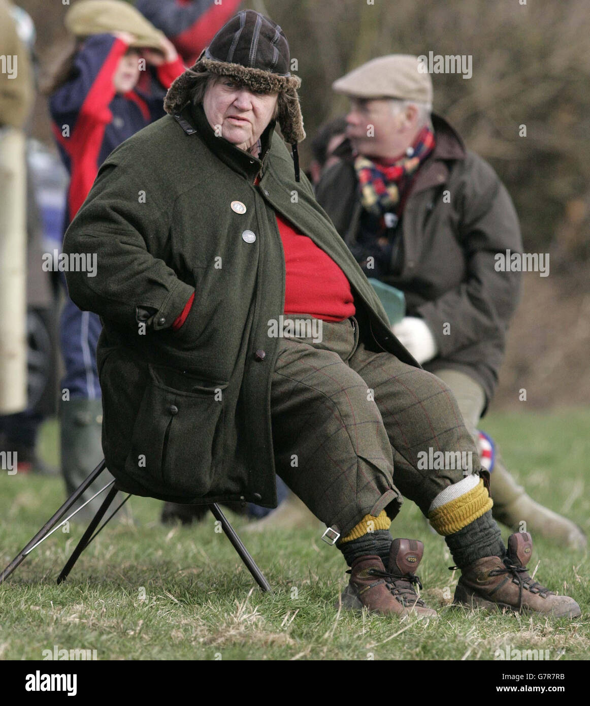 Die Fernsehpersönlichkeit Clarissa Dickson Wright sieht sich den letzten Tag des Waterloo Cup von Harecoursing an. Stockfoto