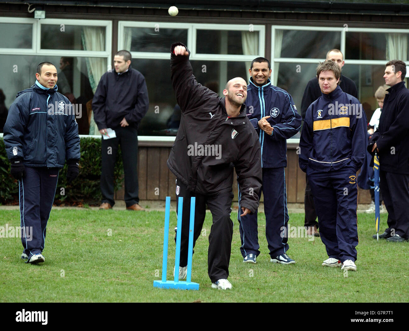 Cricket - Surrey County Cricket Club & Fulham Football Club Community Course - Sir Francis Barker Ground. Claus Jensen von Fulham zeigt seine Bowlingfähigkeiten Stockfoto