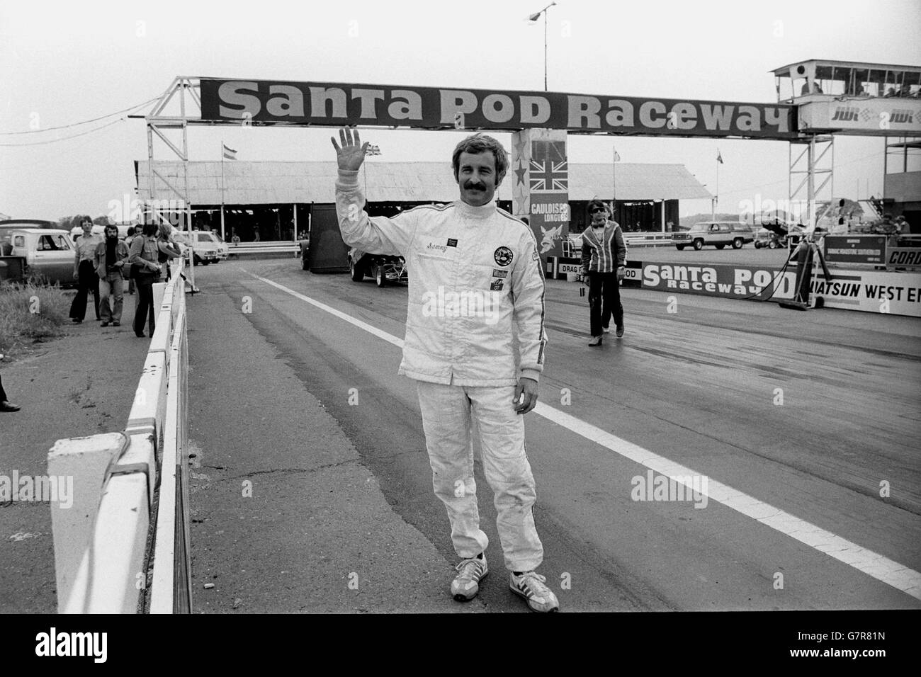 Rakete Sammy Miller, ein 34-jähriger amerikanischer Drag-Racing-Star, winkt auf dem Santa Pod Raceway in Bedfordshire nach seinem erfolglosen Versuch, die 300-km/h-Marke in seinem Raketenauto „Vanishing Point“ zu toppen. Sammy, der in Amerika 360 km/h erreichte, schaffte es nur 260 km/h und überflog die Viertelmeile in 4.43 Sekunden. Stockfoto