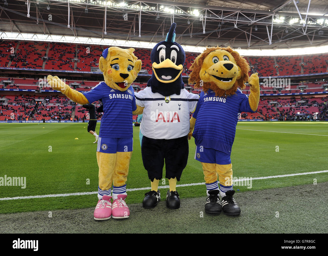 Tottenham Hotspur Club Maskottchen Chirpy Cockerel (Mitte) und die Chelsea Maskottchen Stamford the Lion (rechts) und Bridgett the Lioness (links). Stockfoto