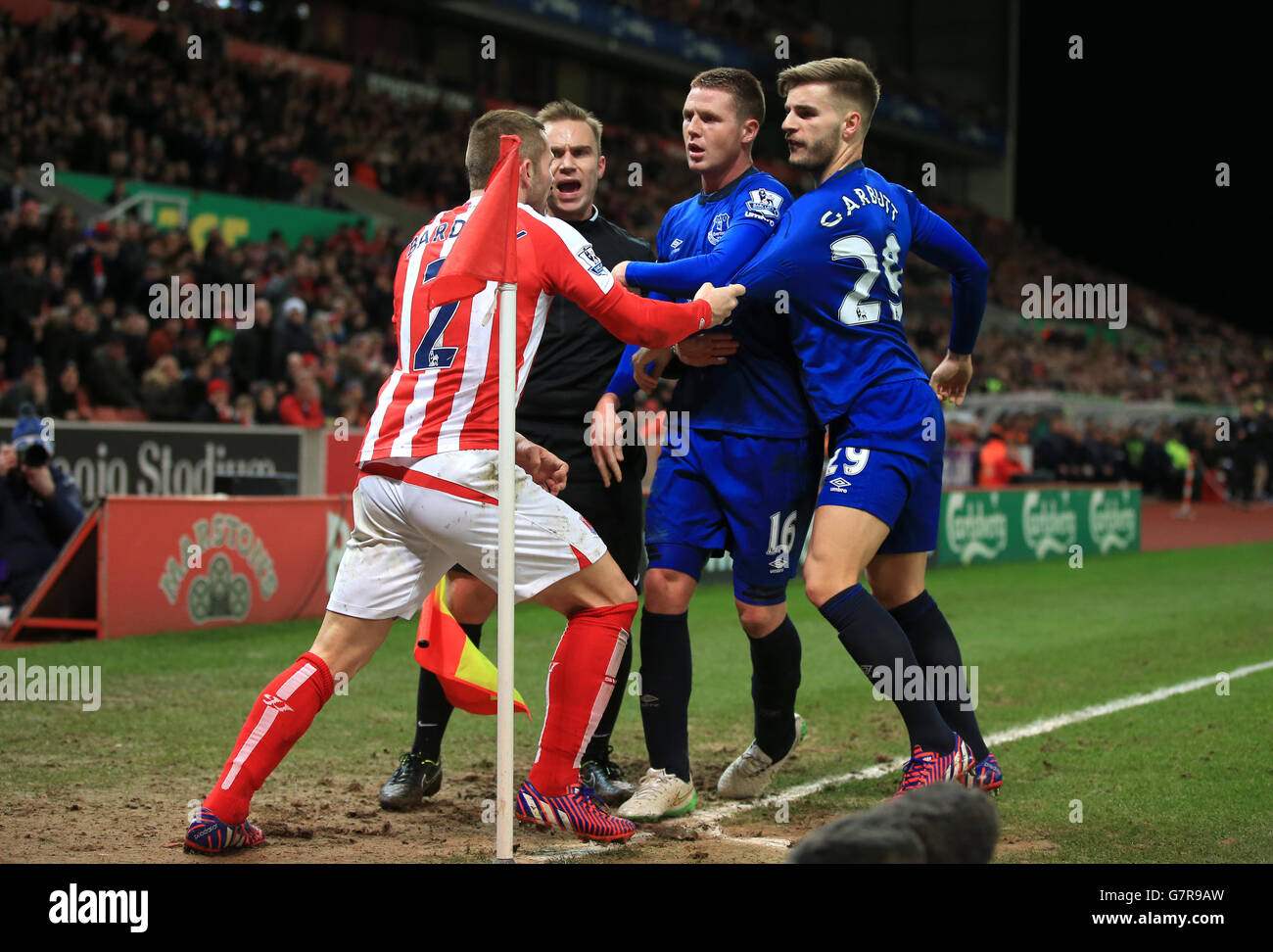 Evertons Luke Garbutt (rechts) und James McCarthy (Mitte) treten während des Barclays Premier League-Spiels im Britannia Stadium, Stoke, in eine Auseinandersetzung mit Phil Bardsley von Stoke City ein. Stockfoto