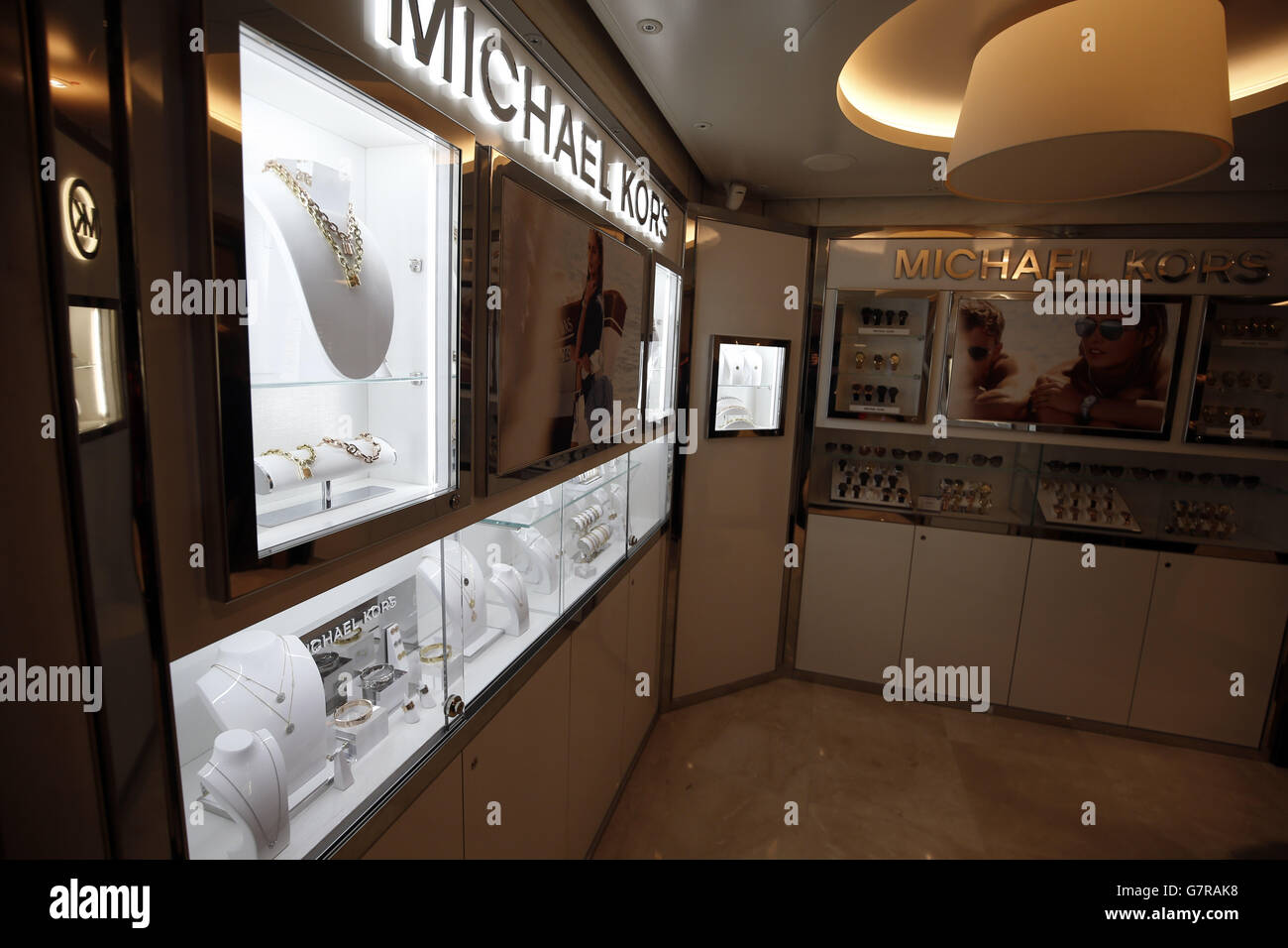Ein Michael Kors Shop an Bord von P&O's neuestem Kreuzfahrtschiff Britannia, das vor ihrer Namenszeremonie am Dienstag in Southampton ankam. Stockfoto Ein Michael Kors Shop an Bord von P&O's neuestem Kreuzfahrtschiff Britannia, das vor ihrer Namenszeremonie am Dienstag in Southampton ankam. Stockfoto