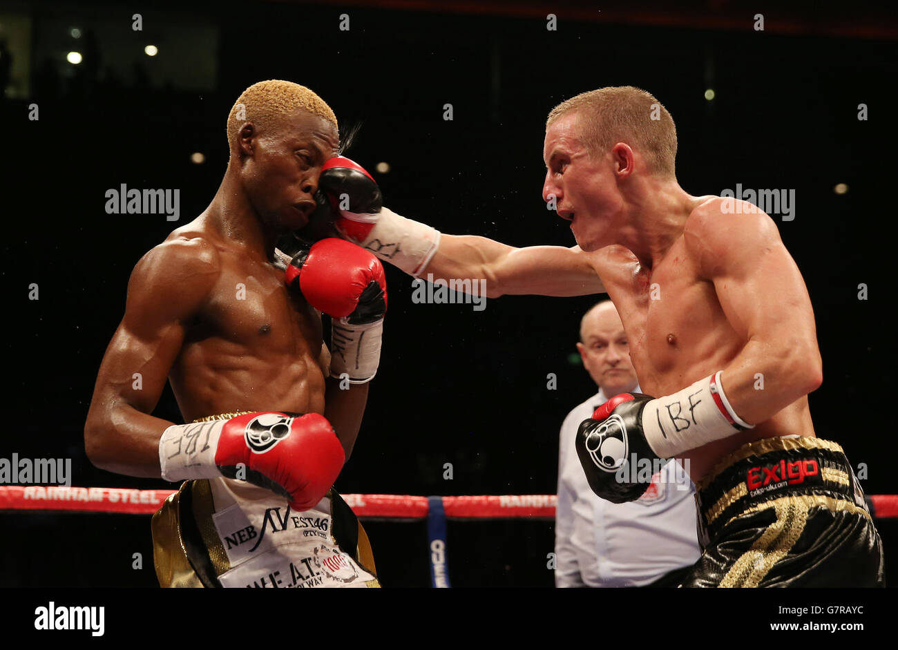 Paul Butler (rechts) in Aktion mit Zolani Tete in ihrem IBF Super-Flyweight Championship of the World Fight in der Echo Arena, Liverpool. Stockfoto