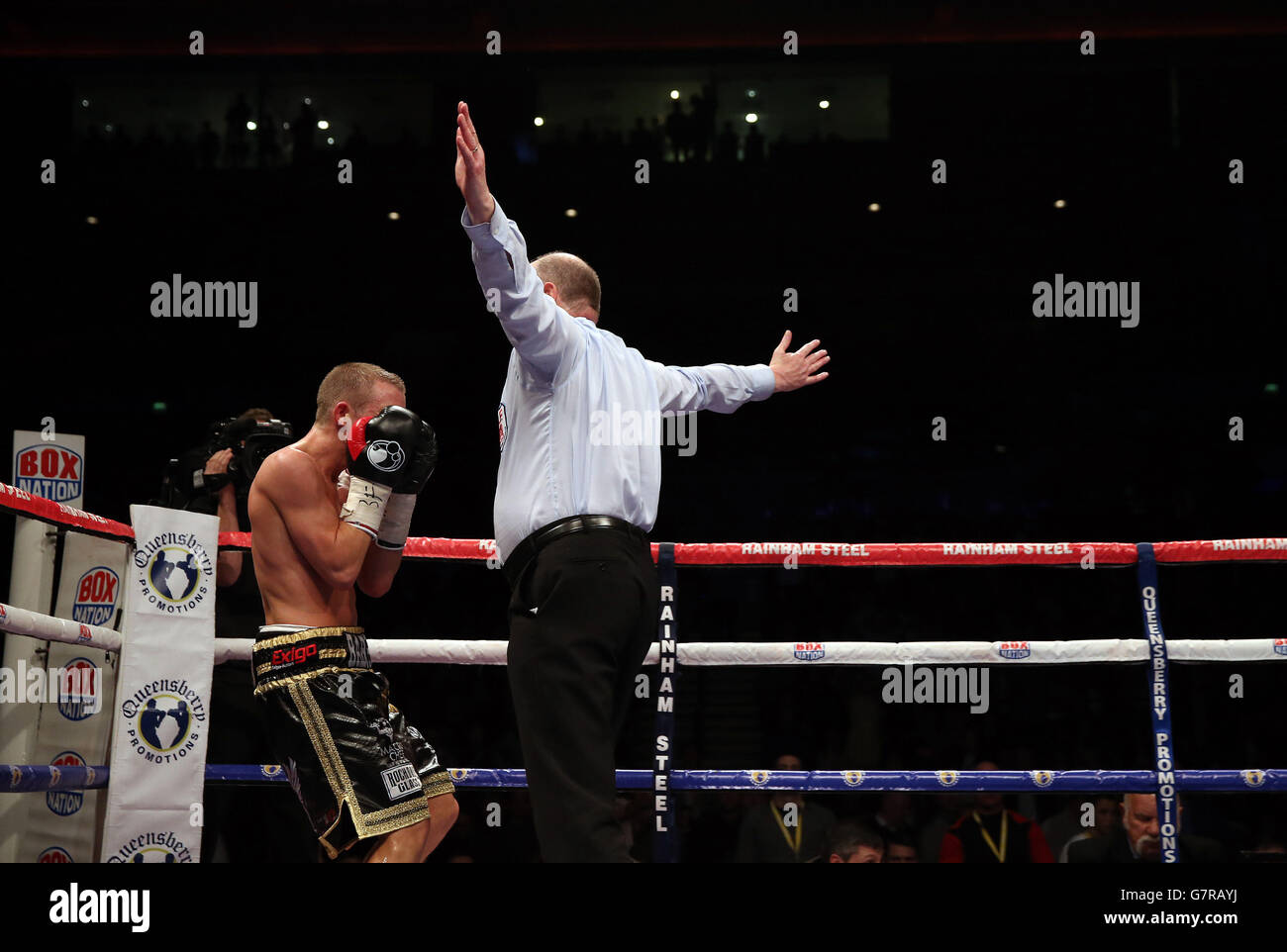 Der Kampf zwischen Paul Butler (links) und Zolani Tete in ihrem IBF Super-Flyweight Championship of the World Fight in der Echo Arena, Liverpool, wird gestoppt. Stockfoto