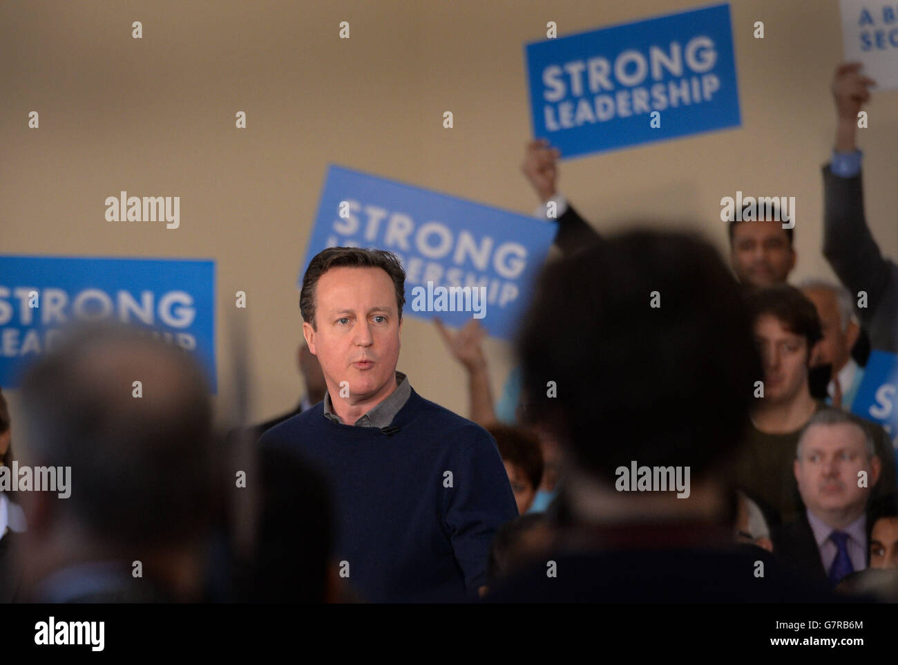 Premierminister David Cameron spricht bei einer Wahlkampfveranstaltung im Dhamecha Lohana Centre in Harrow, Nord-London, Unterstützer an und trifft Parteimitglieder. Stockfoto