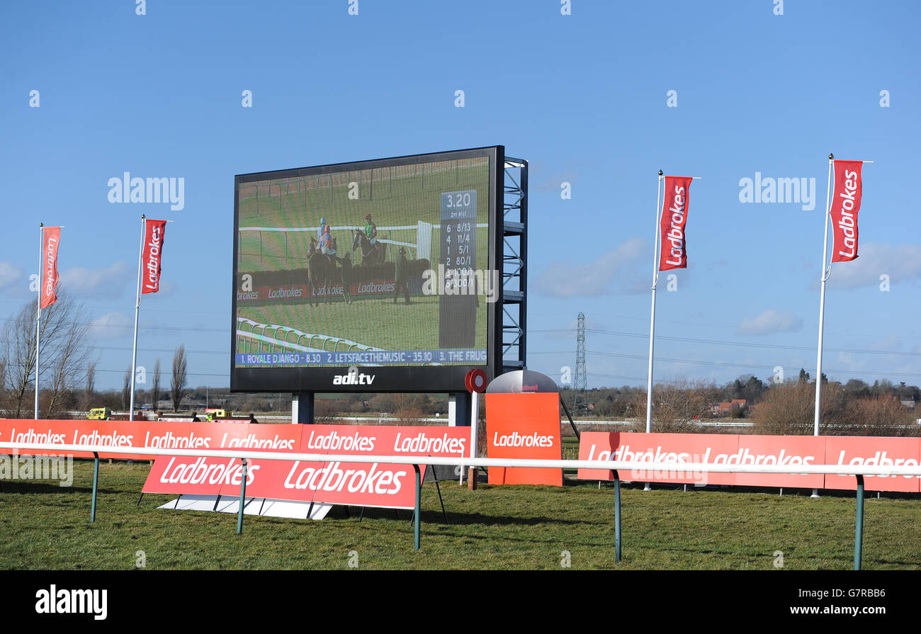 Pferderennen - Southwell Racecourse. Ein allgemeiner Blick auf das Ladbrokes Branding im Ziel Stockfoto