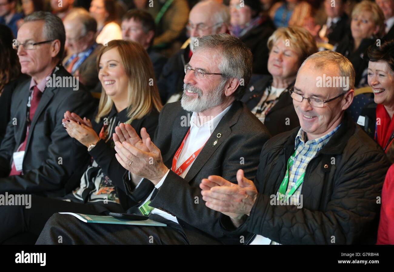 Sinn Fein's Gerry Adams (2. Rechts) und Gerry Kelly (links) besuchen eine Ansprache von loyalistischen Bandsmännern während eines Randtreffens der Sinn Fein ARD Fheis im Millenium Forum, Londonderry. Stockfoto