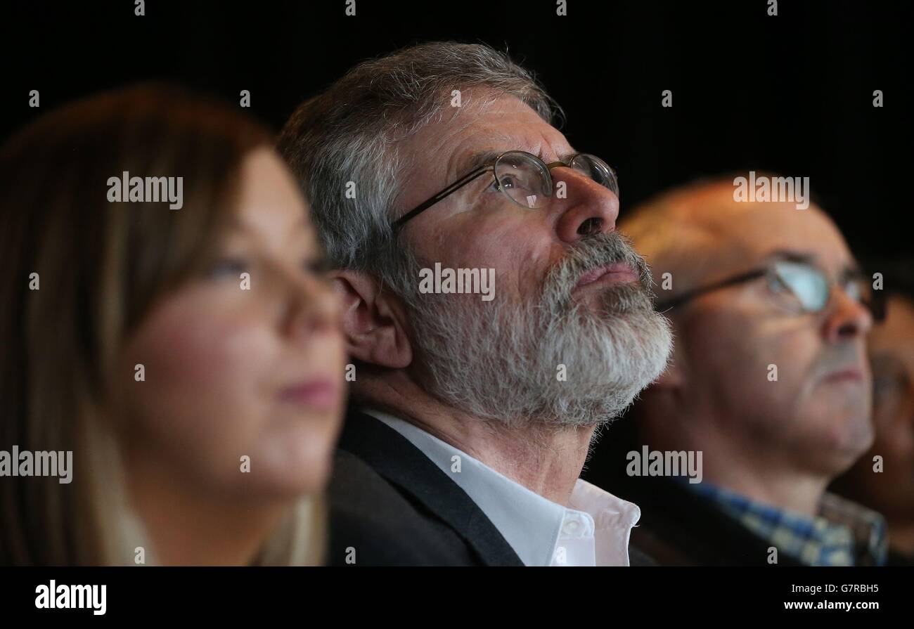 Sinn Feins Gerry Adams (Mitte) nimmt an einer Ansprache von loyalistischen Bandsmännern während eines Randtreffens der Sinn Fein ARD Fheis im Millenium Forum, Londonderry Teil. Stockfoto