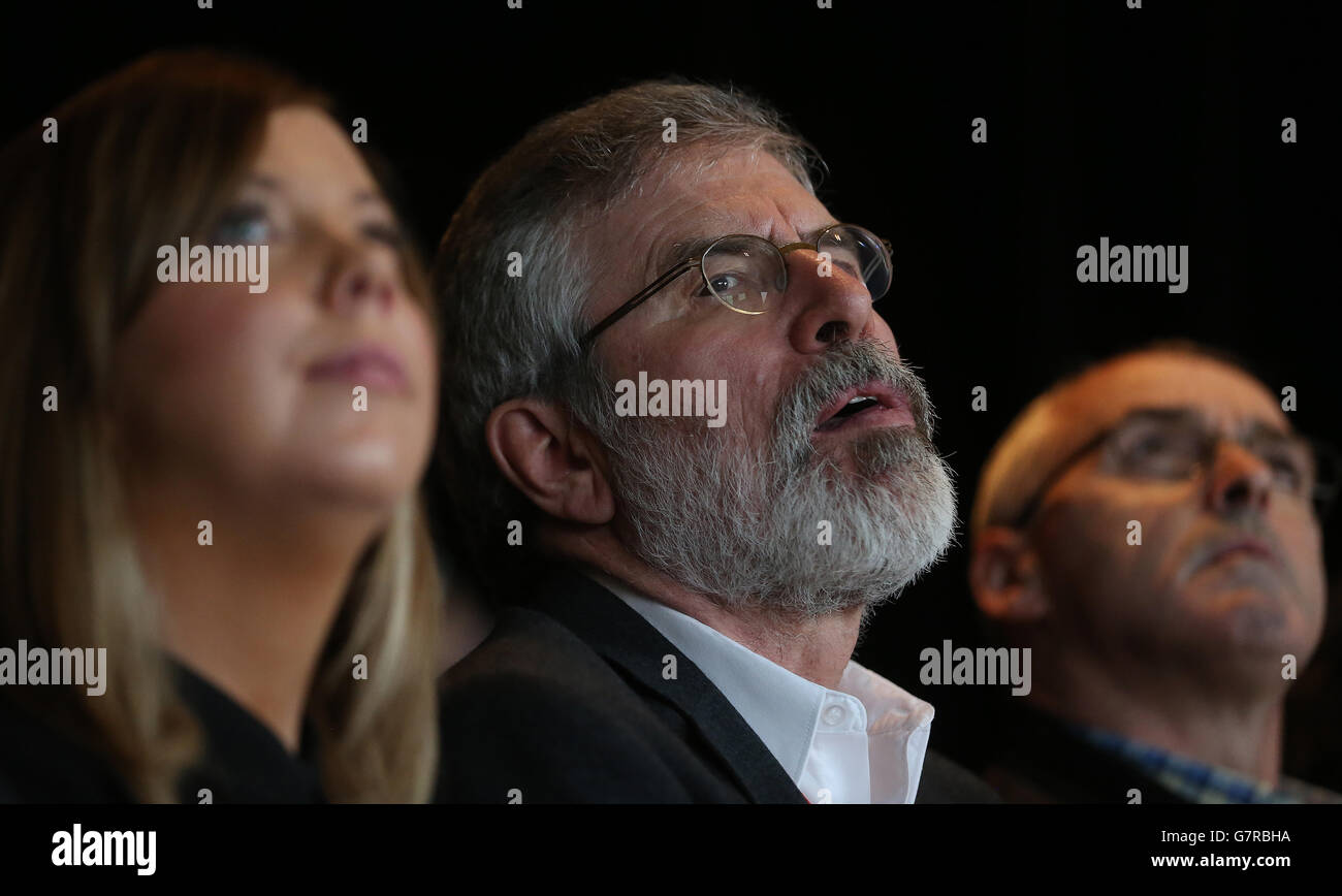 Sinn Feins Gerry Adams (Mitte) nimmt an einer Ansprache von loyalistischen Bandsmännern während eines Randtreffens der Sinn Fein ARD Fheis im Millenium Forum, Londonderry Teil. Stockfoto