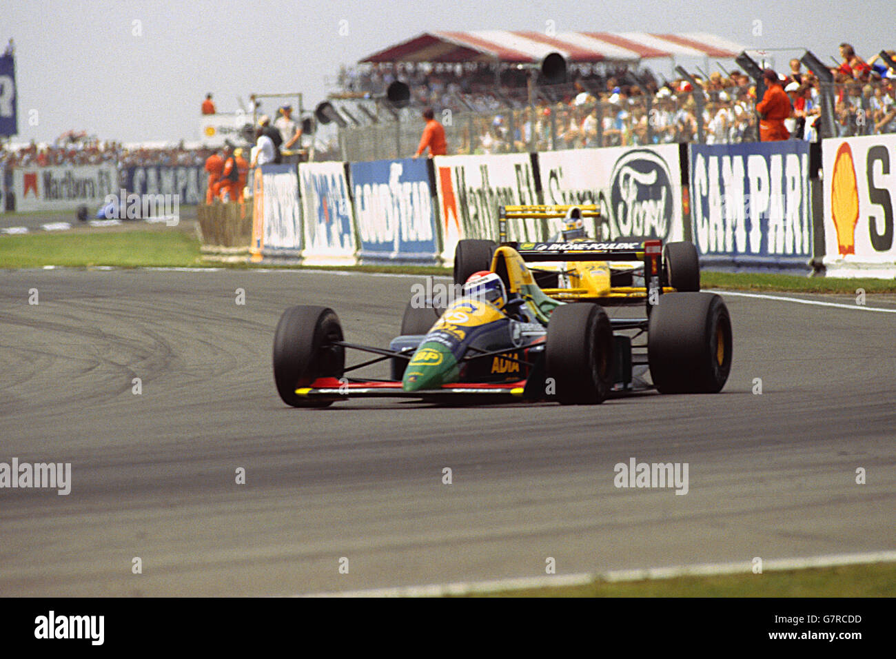 Der französische Fahrer Eric Bernard fährt einen Lola-Lamborghini beim Grand Prix von Großbritannien in Silverstone. Er zog sich mit einem Motorausfall von 29 Runden aus dem Rennen zurück. Stockfoto