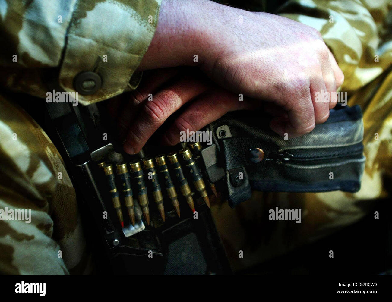 Ein Soldat hält sein Allzweck-Maschinengewehr in der Rückseite eines Land Rover, als er Basra, Südirak betritt. Stockfoto