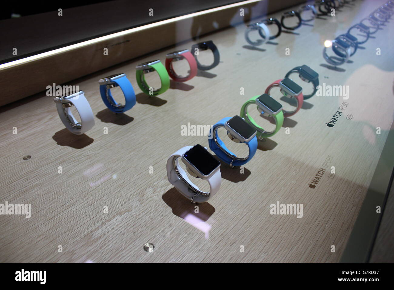 Verschiedene Stile der neuen Apple Watch Sport wurden bei einem Apple-Event in Berlin gezeigt, nachdem das Computerunternehmen neue Produkte vorgestellt hatte. Stockfoto
