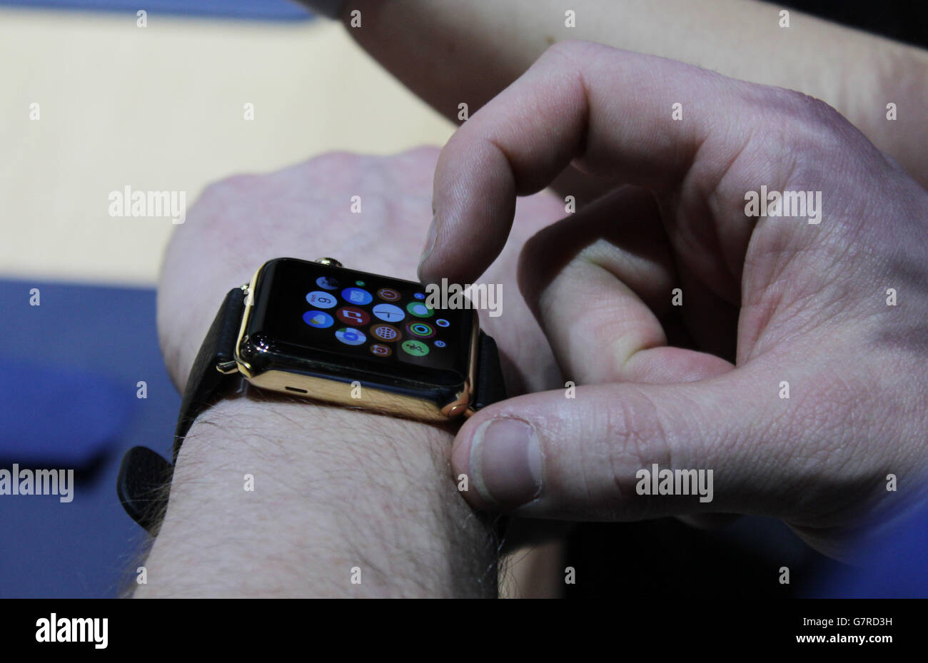 Eine neue Apple Watch Sport wird bei einem Apple-Event in Berlin erprobt, nachdem das Computerunternehmen neue Produkte vorgestellt hat. Stockfoto