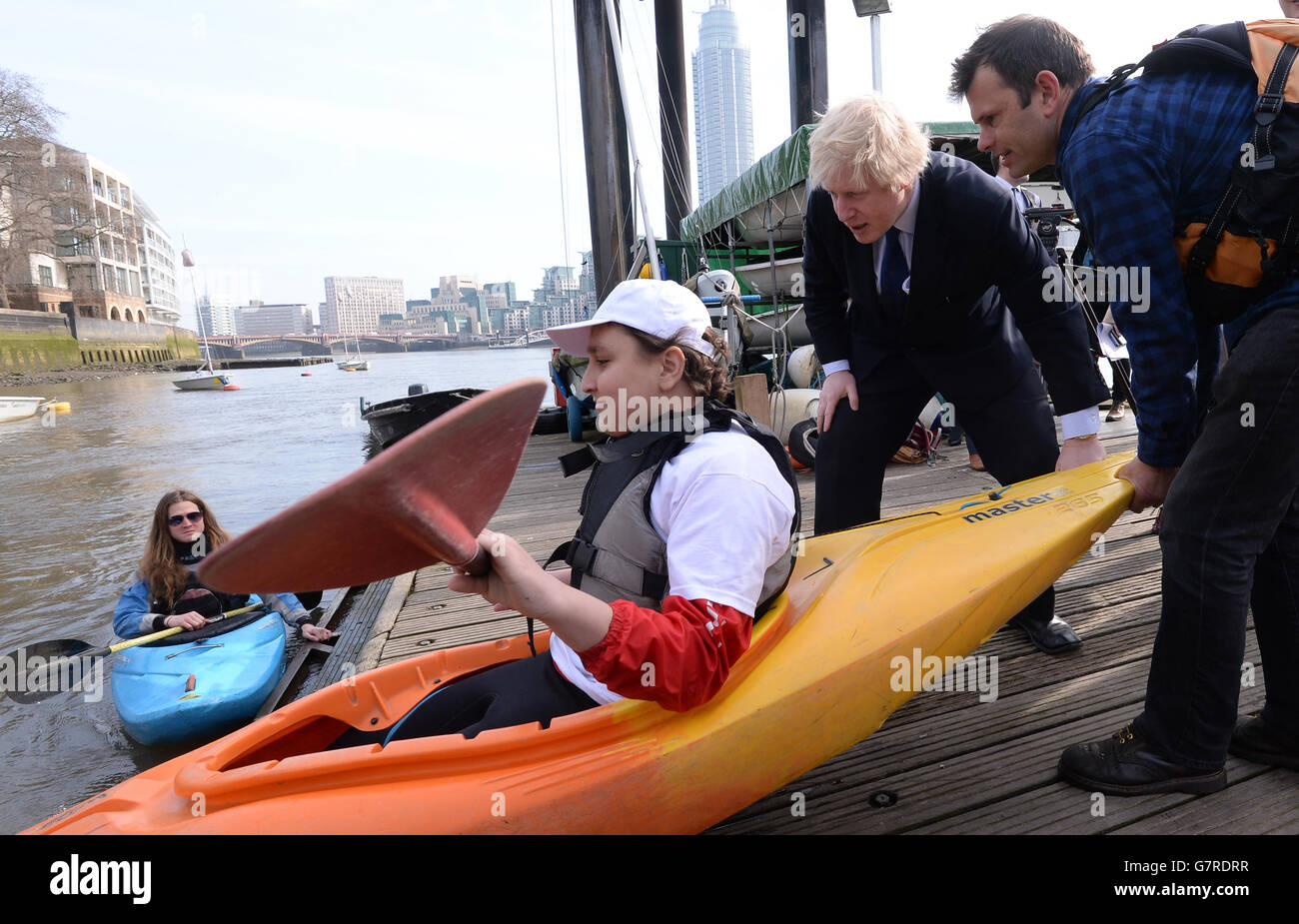 Der Bürgermeister von London Boris Johnson gründet die neue Sportagentur London Sport auf der Westminster Boating Base in London, wo er Schulkinder trifft, die Kajak lernen. Stockfoto