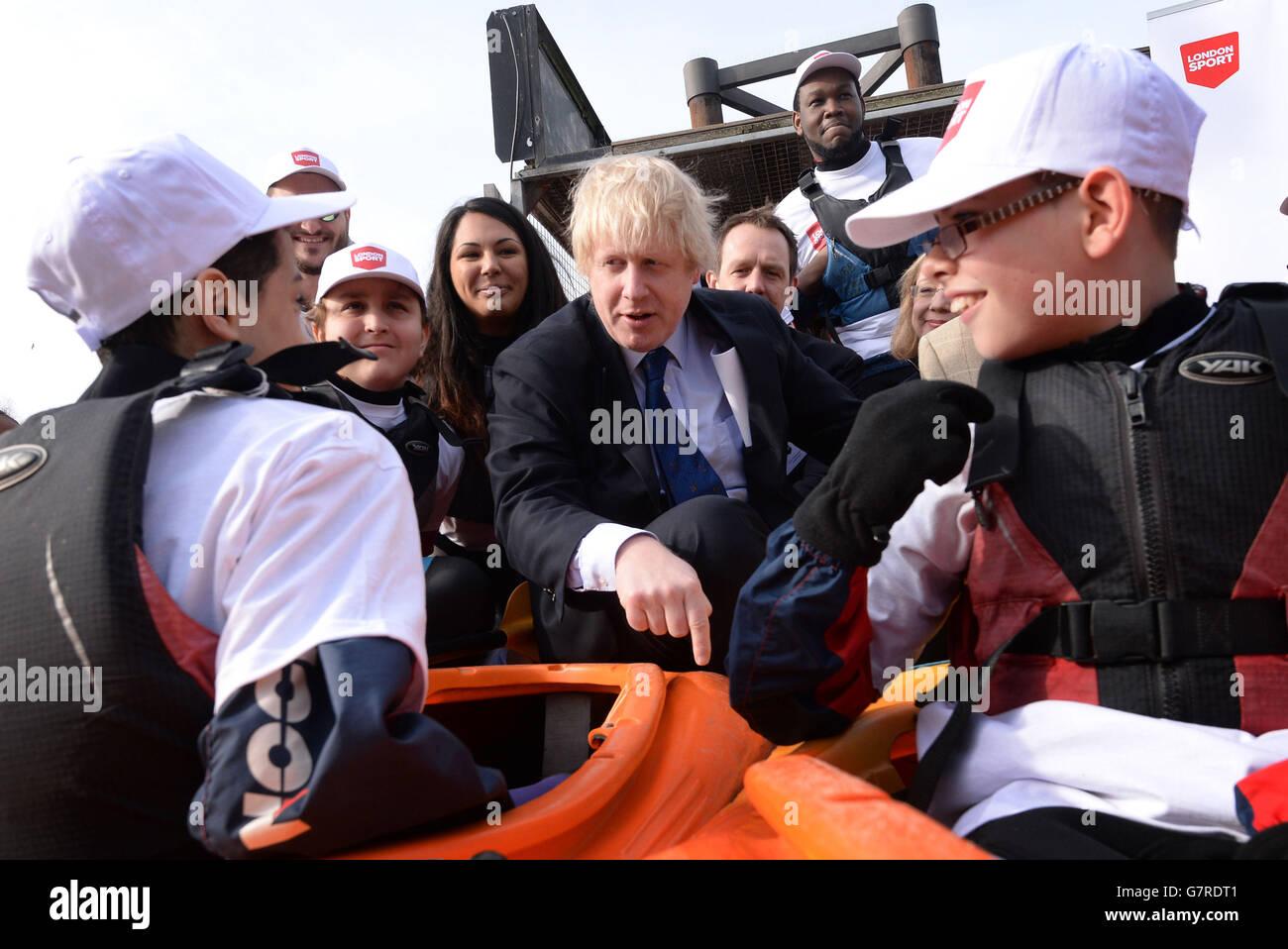 Der Bürgermeister von London Boris Johnson gründet die neue Sportagentur London Sport auf der Westminster Boating Base in London, wo er Schulkinder trifft, die Kajak lernen. Stockfoto