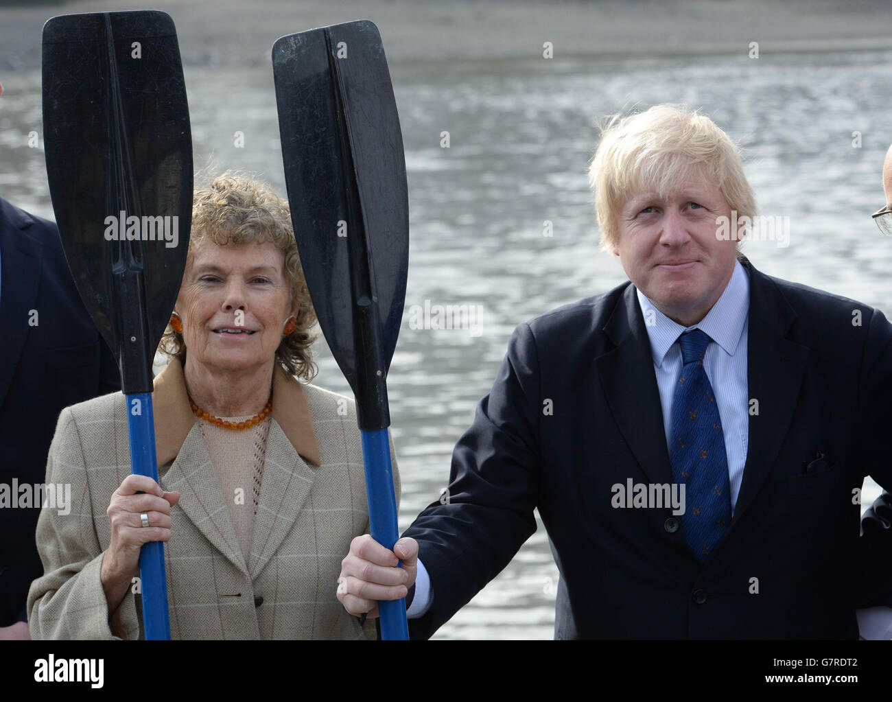 Der Bürgermeister von London, Boris Johnson, und die Abgeordnete Kate Hoey (die Sportkommissarin des Bürgermeisters), starten die neue Sportagentur London Sport auf der Westminster Boating Base in London, wo sie Schulkinder trafen, die das Kajak lernen. Stockfoto