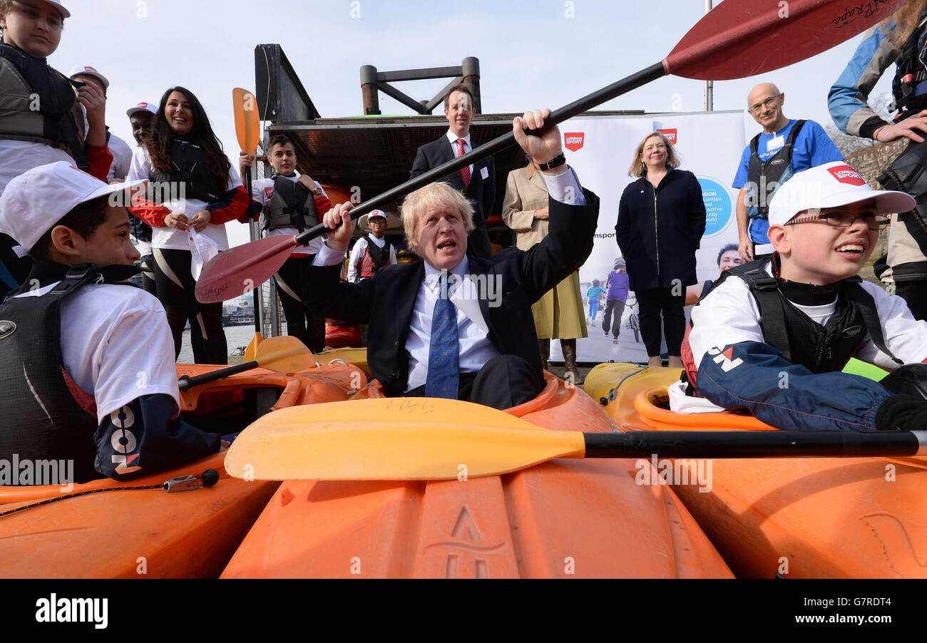 Der Bürgermeister von London Boris Johnson gründet die neue Sportagentur London Sport auf der Westminster Boating Base in London, wo er Schulkinder trifft, die Kajak lernen. Stockfoto