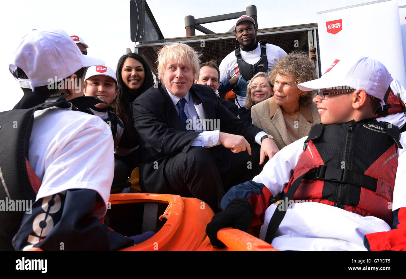 Der Bürgermeister von London, Boris Johnson, und die Abgeordnete Kate Hoey (die Sportkommissarin des Bürgermeisters), starten die neue Sportagentur London Sport auf der Westminster Boating Base in London, wo sie Schulkinder trafen, die das Kajak lernen. Stockfoto