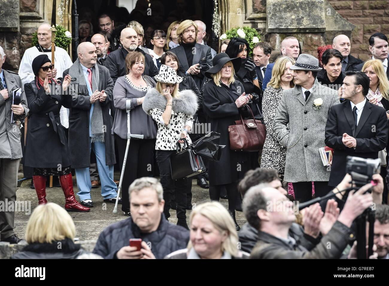 Mourners Outside All Saints Church, Porthcawl, Wales, nachdem die Beerdigung von Steve Strange stattgefunden hat. Stockfoto