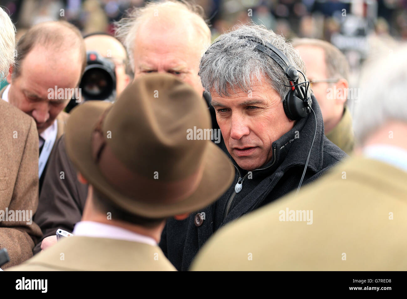 Pferderennen - 2015 Cheltenham Festival - Ladies Day - Cheltenham Rennbahn. BBC-Moderator John Inverdale interviewt Frankie Dettori, nachdem er die Betway Queen Mother Champion Chase gewonnen hatte Stockfoto