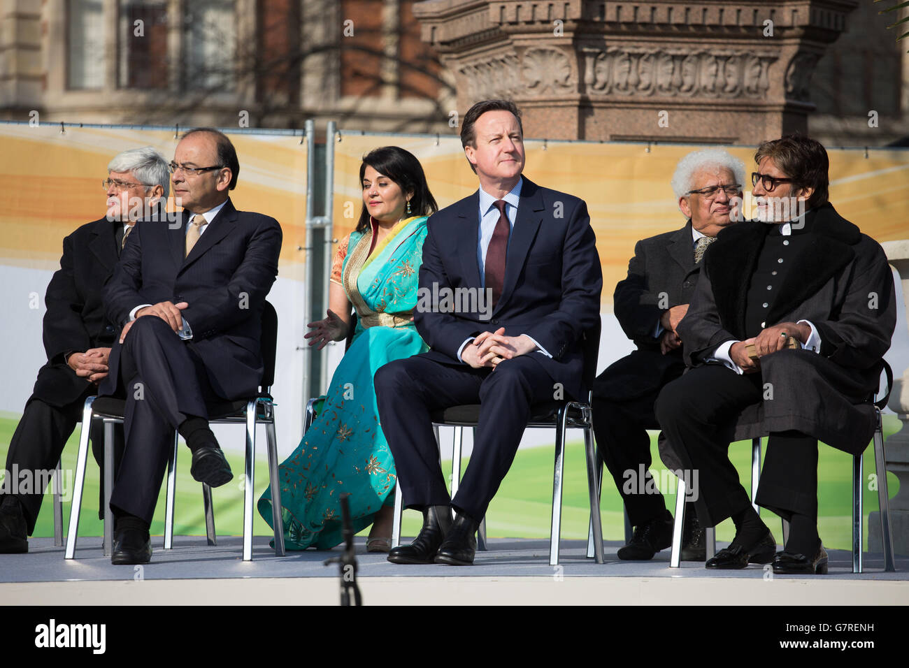 Gopalkrishna Gandhi (links), der indische Finanzminister Arun Jaitley (zweite links), der Premierminister David Cameron und der Schauspieler Amitabh Bachchan (rechts) nehmen an der Enthüllung der neuen Mahatma Gandhi-Statue auf dem Parliament Square in London Teil. Stockfoto